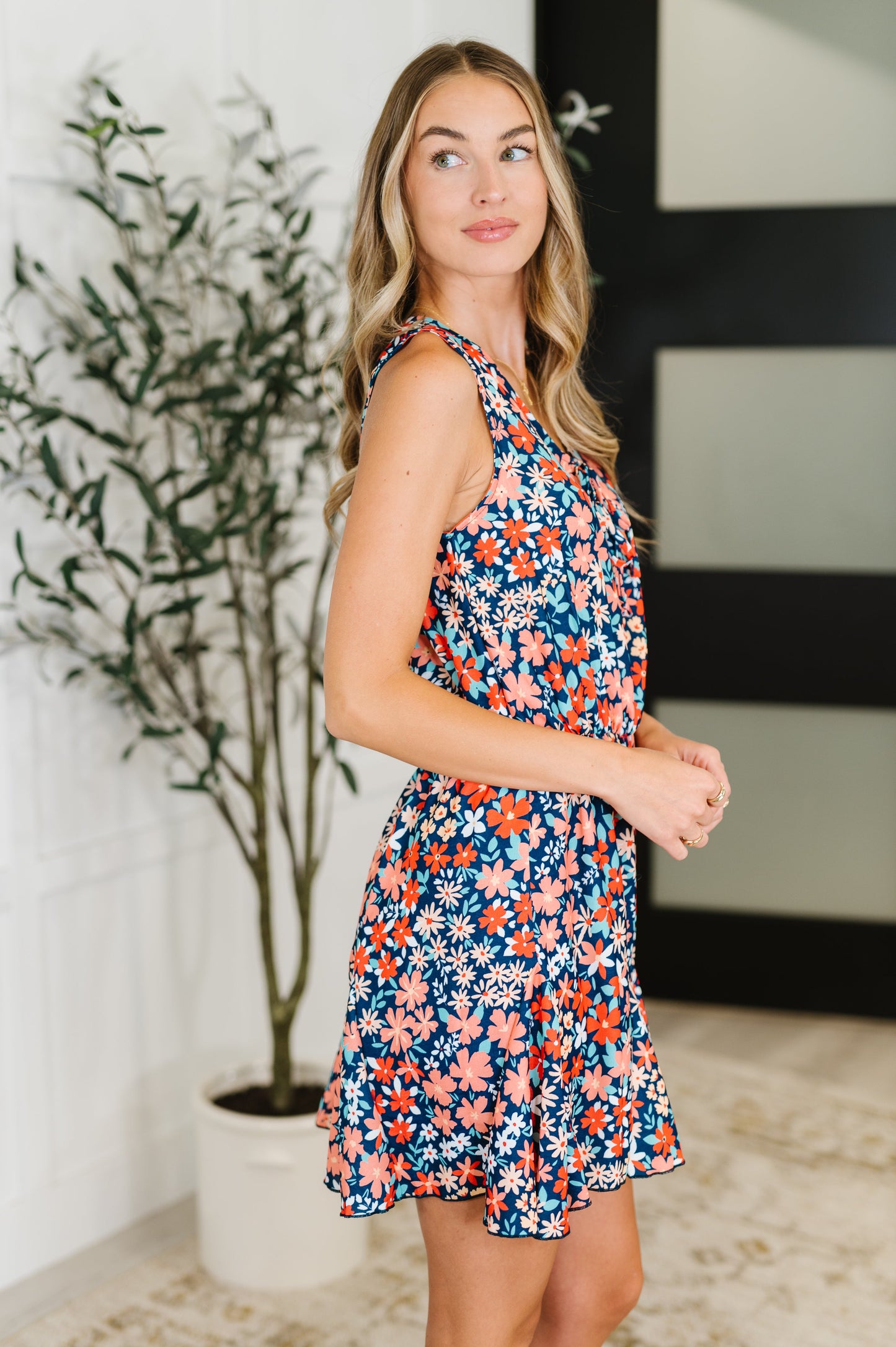 Sleeveless romper in Navy Orange and Teal
Woven
Little Stretch
Round Neckline
Functional Neck Tie
Bow Details
Sleeveless
Elastic Waistband
Godet Details
Keyhole Closure
100% Polyester
True to Size