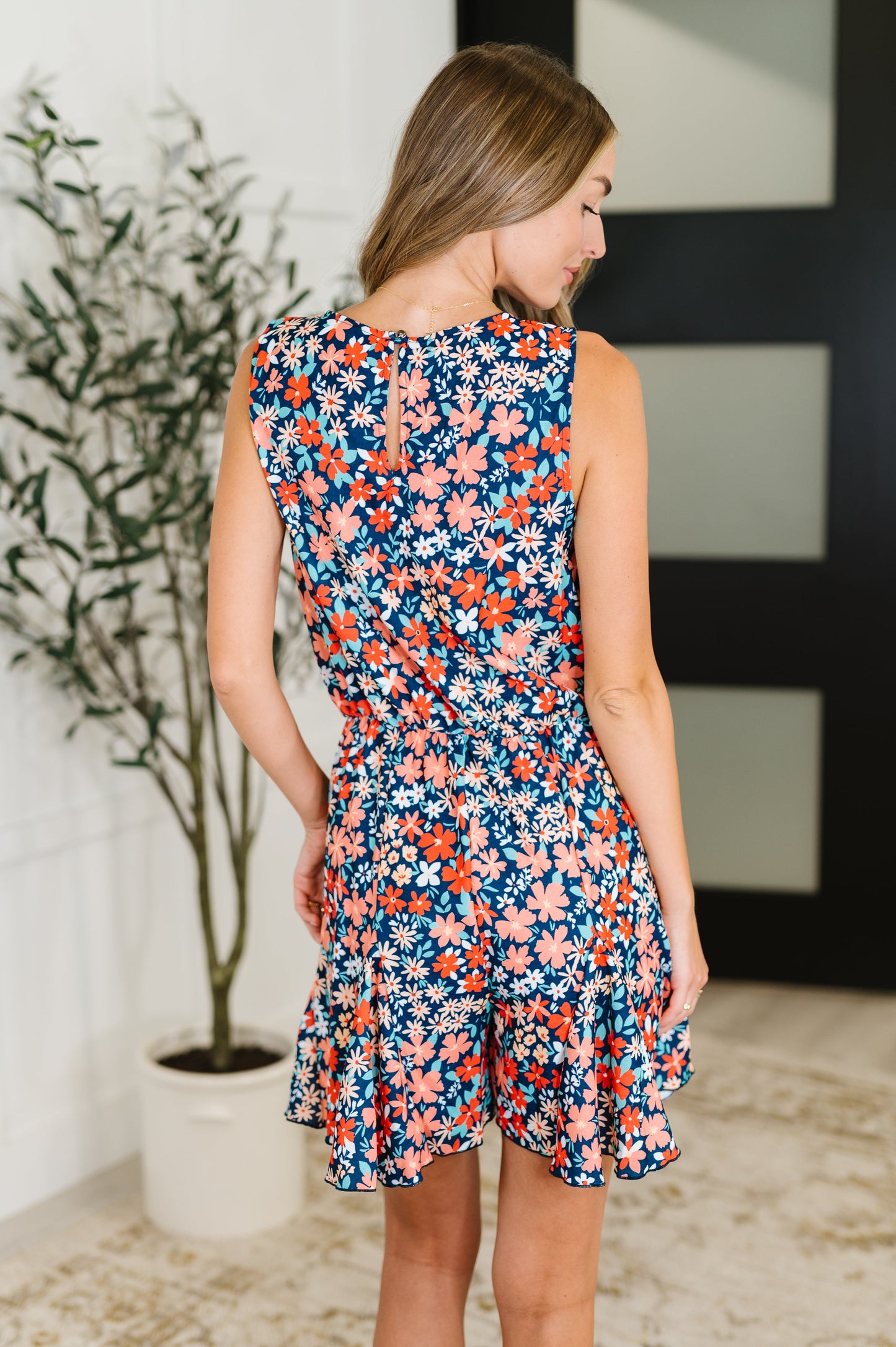 Sleeveless romper in Navy Orange and Teal
Woven
Little Stretch
Round Neckline
Functional Neck Tie
Bow Details
Sleeveless
Elastic Waistband
Godet Details
Keyhole Closure
100% Polyester
True to Size