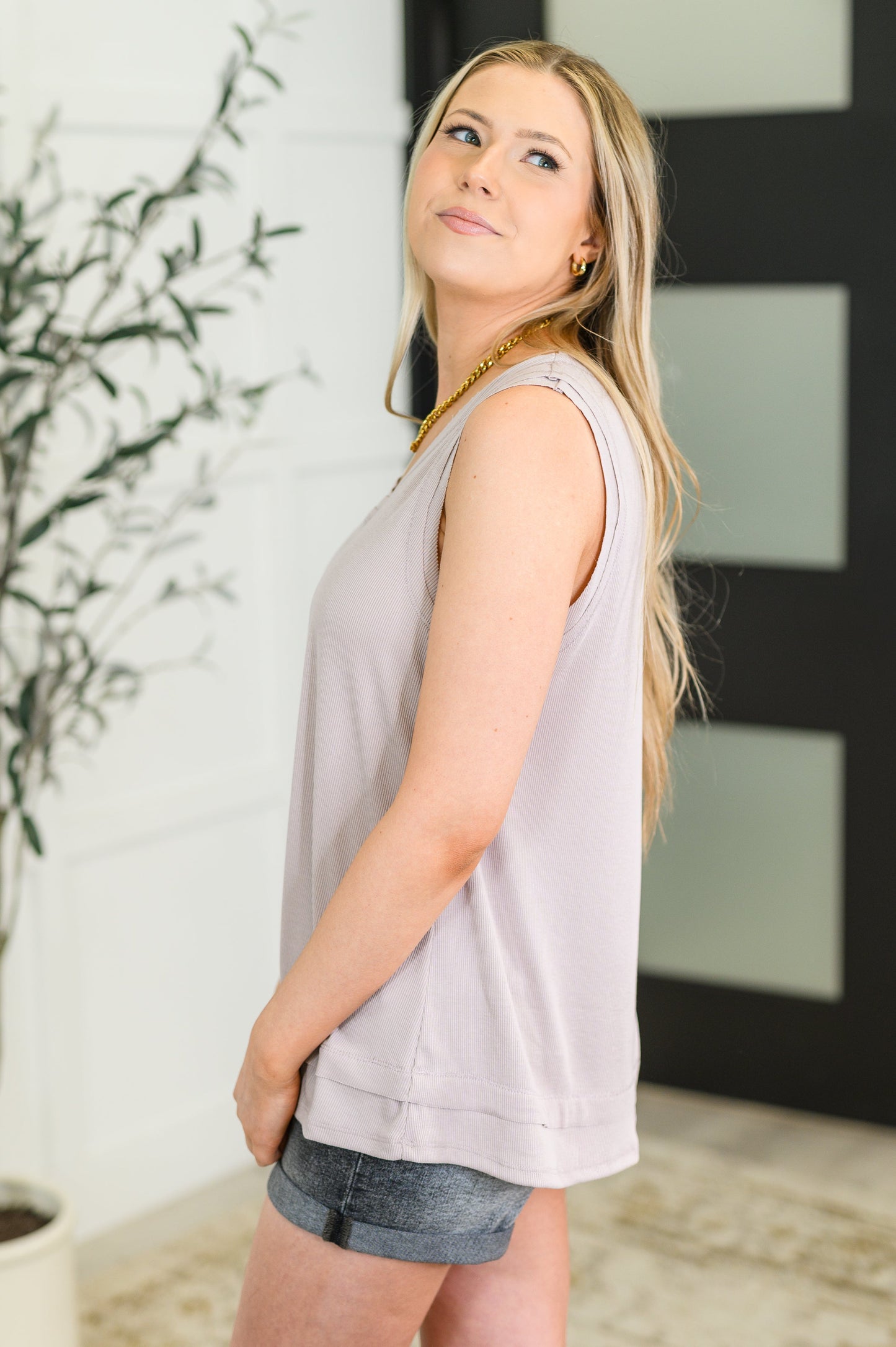 Pearl Grey tank top
High-Stretch Ribbed Knit
Round Neckline
Sleeveless
A-Cut
Tiered Hem
Exposed Seam Details
72% Polyester, 25% Rayon, 3% Spandex
True to Size