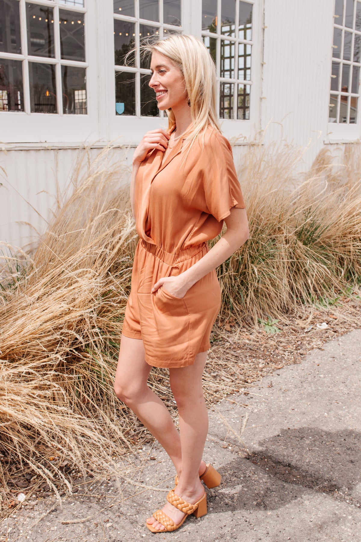 Collared romper in Light Rust
100% Rayon
Wash cold, hang dry
Fits true to size