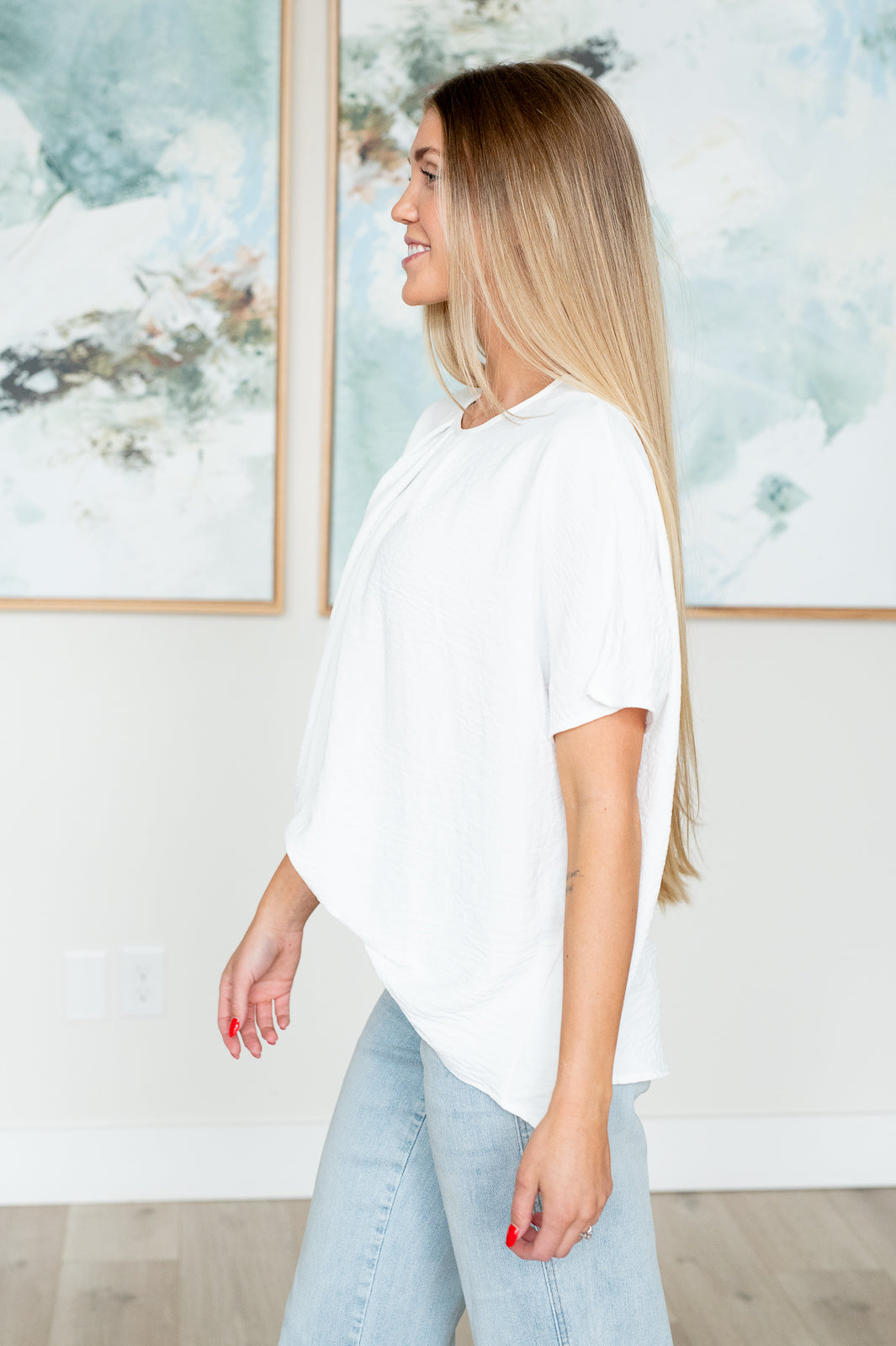 White Pleat Detail Top
Textured Woven
Pleated Neckline
Dolman Sleeves
Keyhole Button Closure
Comfort Fit
100% Polyester
True to Size