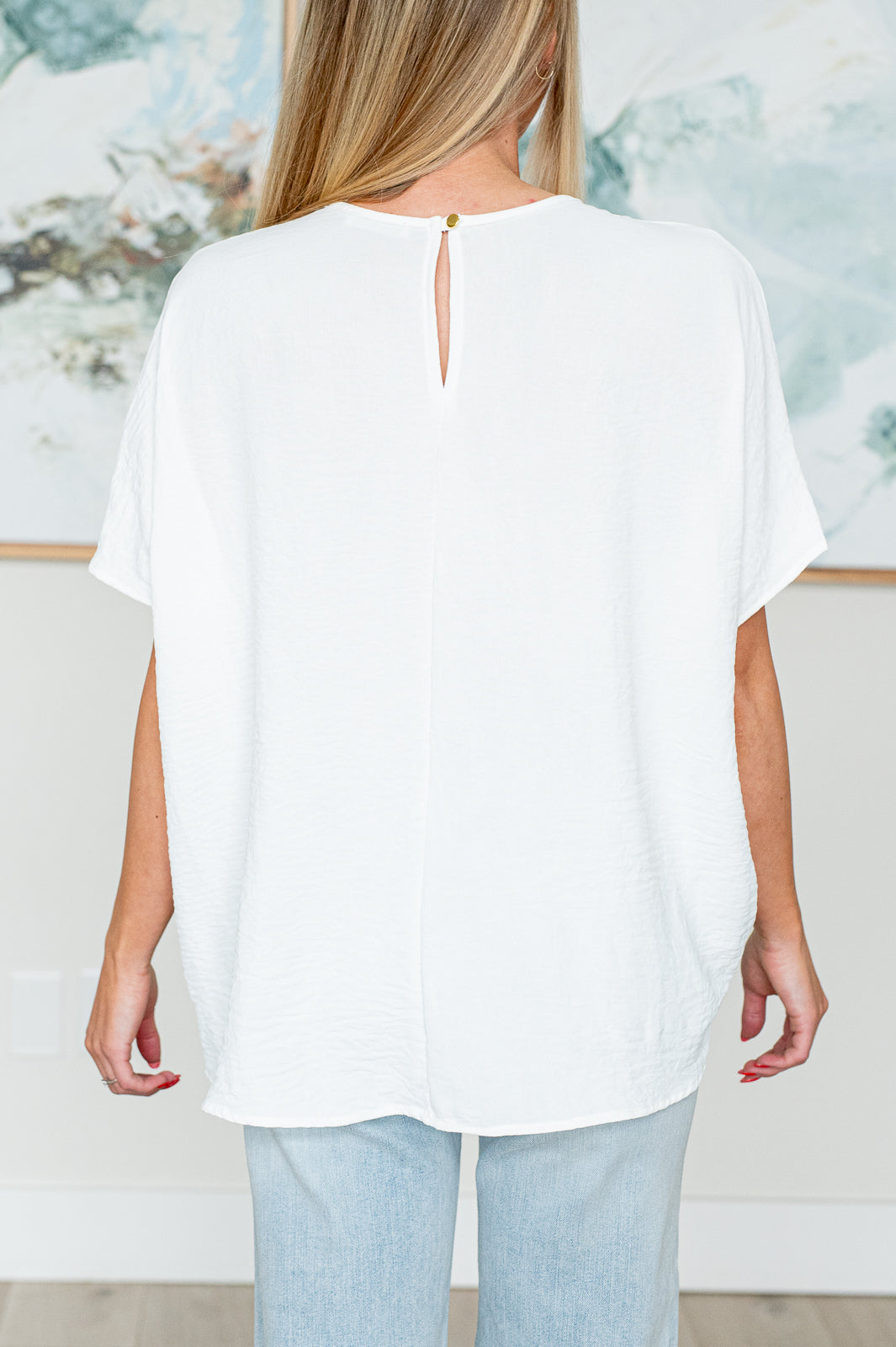 White Pleat Detail Top
Textured Woven
Pleated Neckline
Dolman Sleeves
Keyhole Button Closure
Comfort Fit
100% Polyester
True to Size