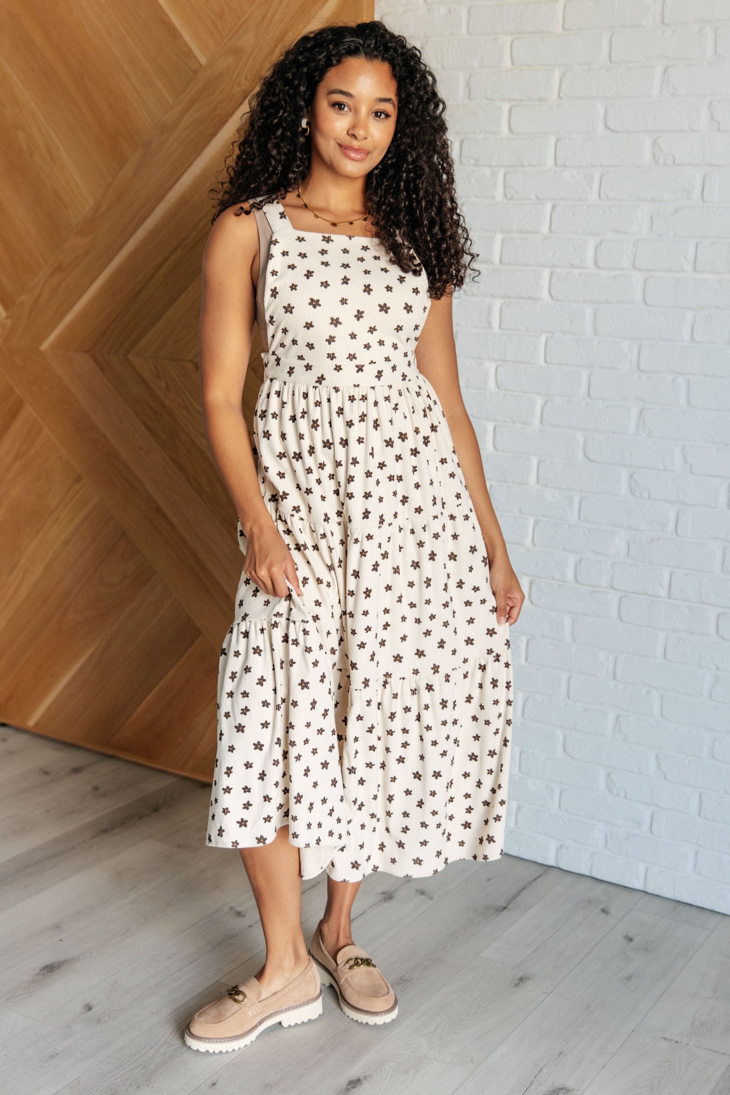 Naturally Chic Flower Fields Dress
Corduroy
Square Neck
Adjustable Straps
Silver Hardware
Cased Elastic Backing
Functional Side Pockets
Tiered
Lined Bodice
Self and Lining: 100% Polyester
True to Size