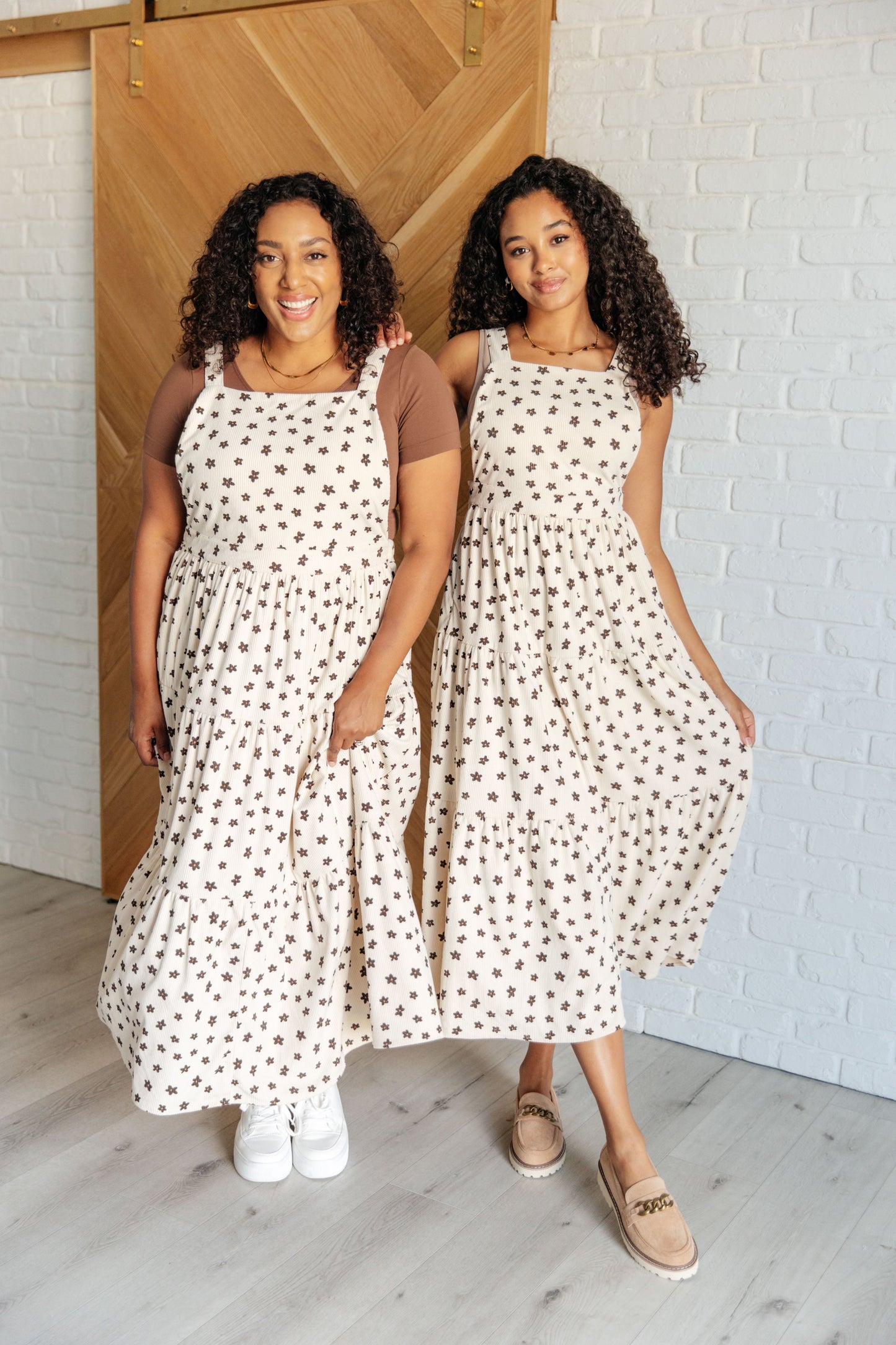 Naturally Chic Flower Fields Dress
Corduroy
Square Neck
Adjustable Straps
Silver Hardware
Cased Elastic Backing
Functional Side Pockets
Tiered
Lined Bodice
Self and Lining: 100% Polyester
True to Size