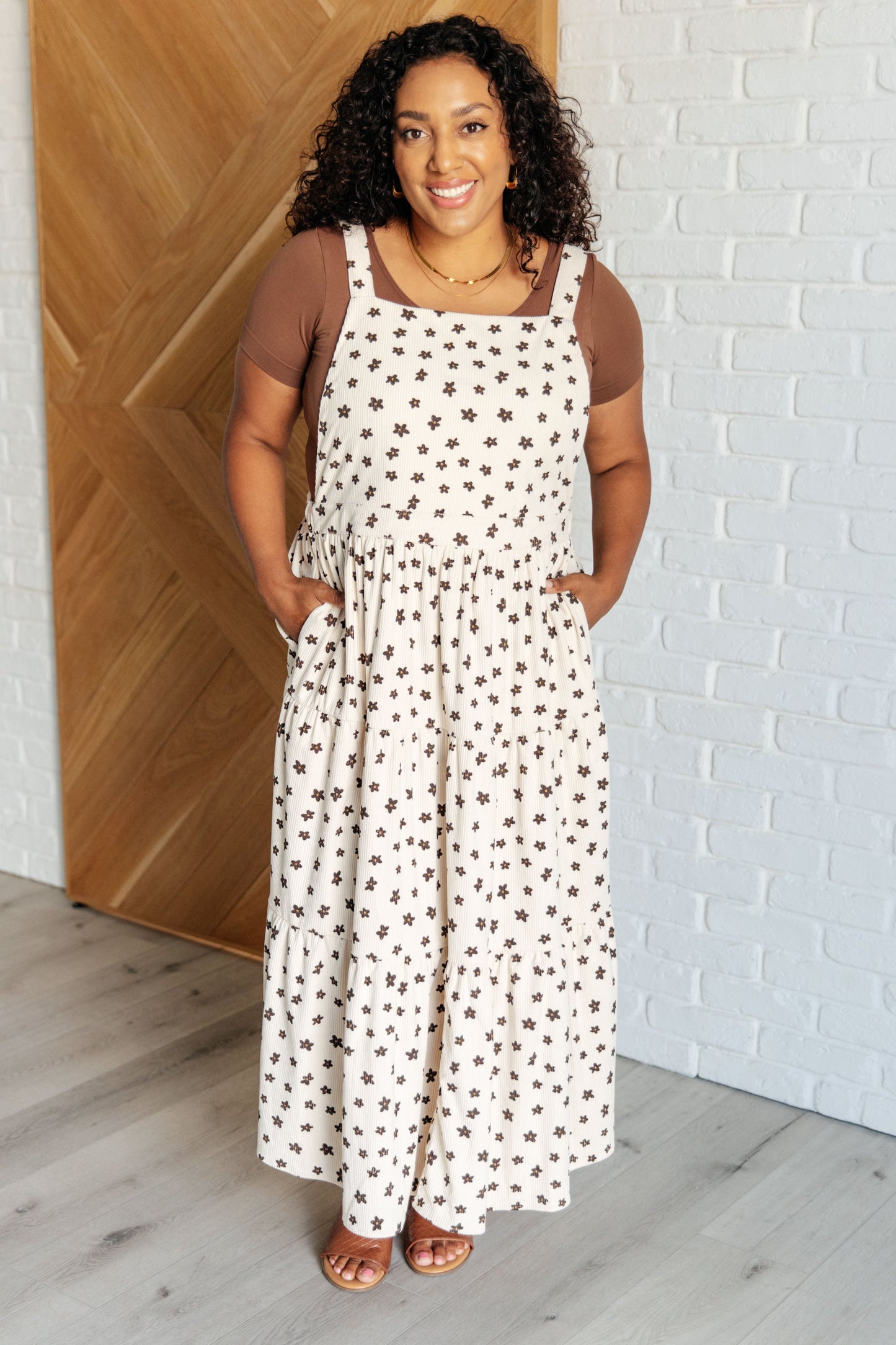 Naturally Chic Flower Fields Dress
Corduroy
Square Neck
Adjustable Straps
Silver Hardware
Cased Elastic Backing
Functional Side Pockets
Tiered
Lined Bodice
Self and Lining: 100% Polyester
True to Size