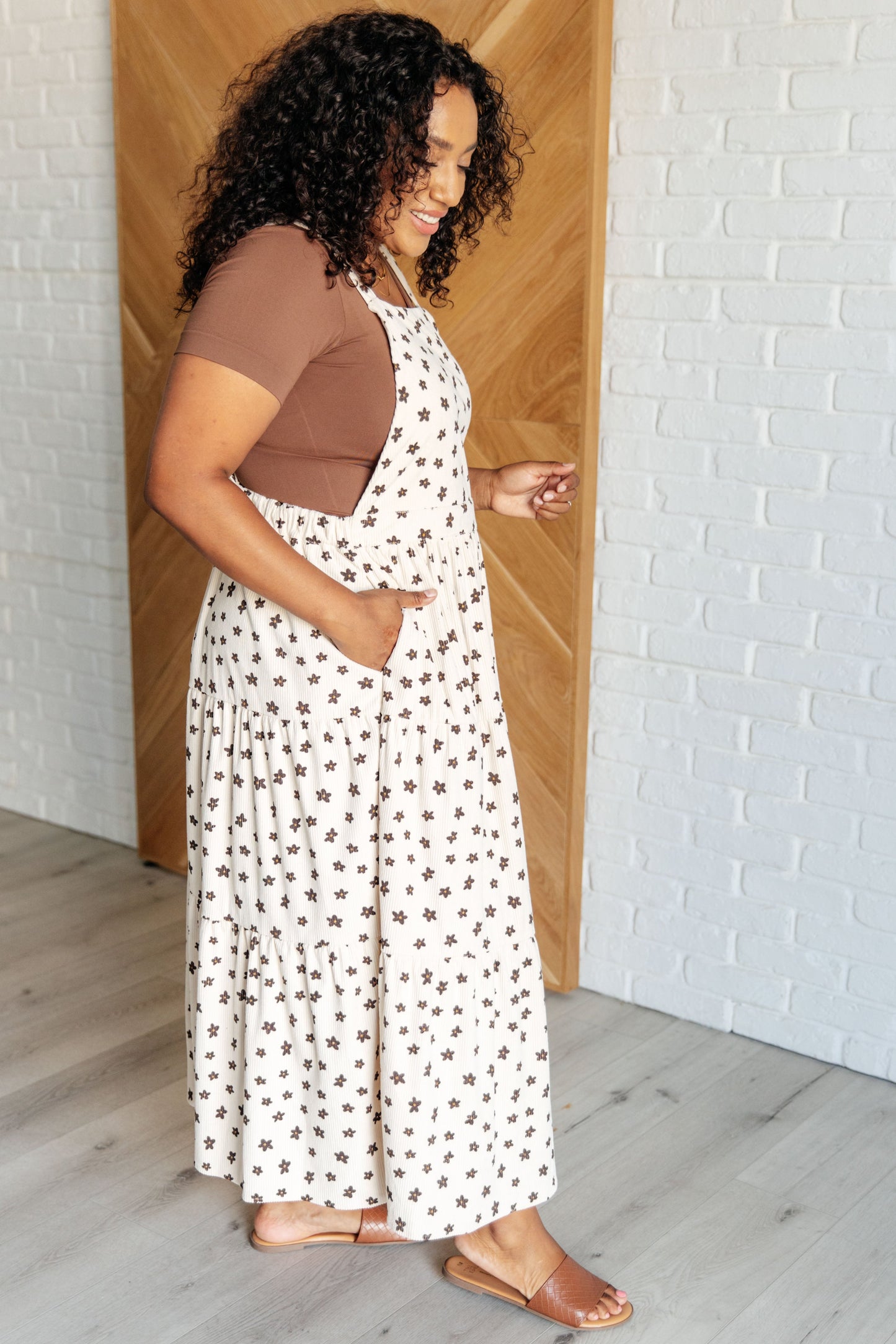 Naturally Chic Flower Fields Dress
Corduroy
Square Neck
Adjustable Straps
Silver Hardware
Cased Elastic Backing
Functional Side Pockets
Tiered
Lined Bodice
Self and Lining: 100% Polyester
True to Size
