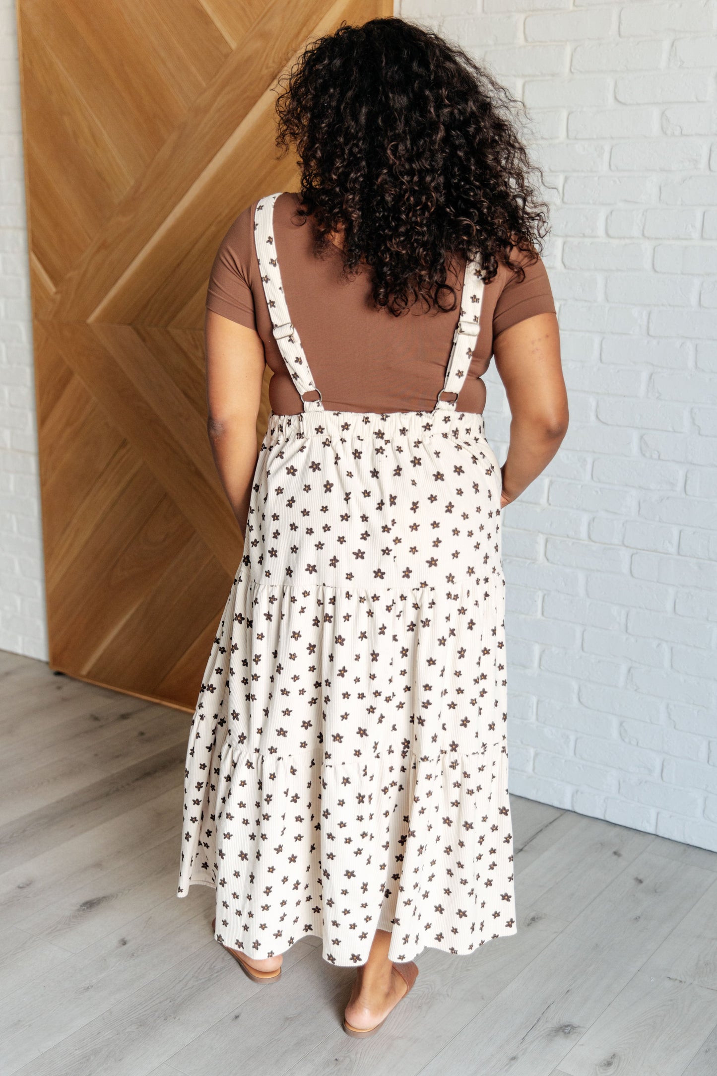 Naturally Chic Flower Fields Dress
Corduroy
Square Neck
Adjustable Straps
Silver Hardware
Cased Elastic Backing
Functional Side Pockets
Tiered
Lined Bodice
Self and Lining: 100% Polyester
True to Size