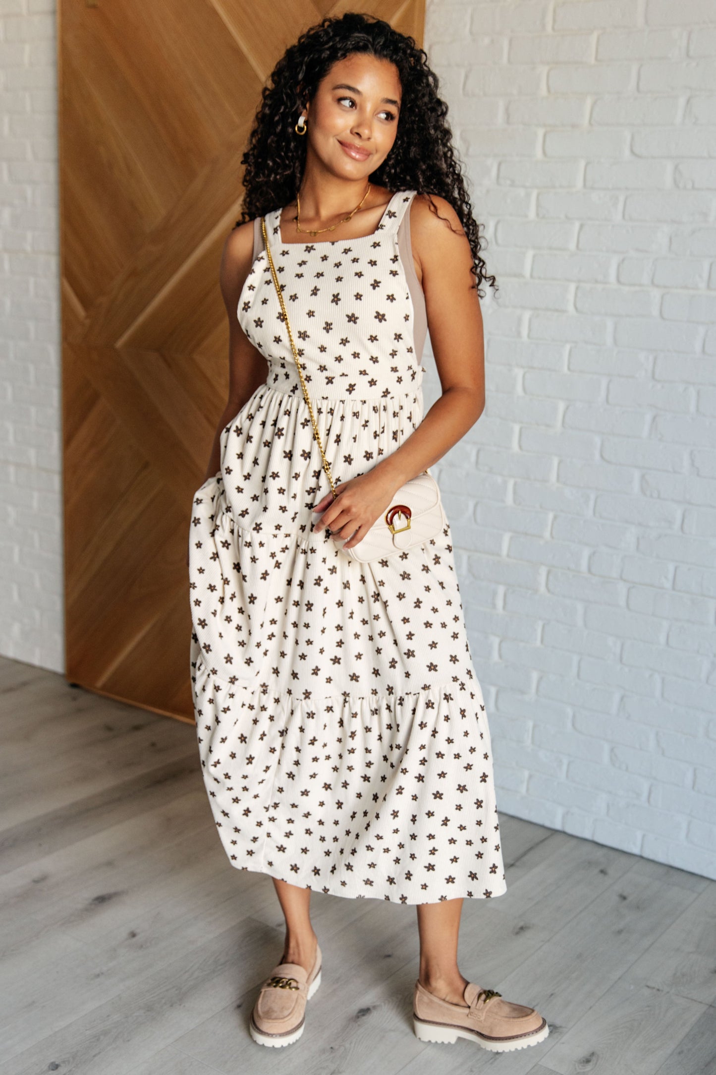 Naturally Chic Flower Fields Dress
Corduroy
Square Neck
Adjustable Straps
Silver Hardware
Cased Elastic Backing
Functional Side Pockets
Tiered
Lined Bodice
Self and Lining: 100% Polyester
True to Size