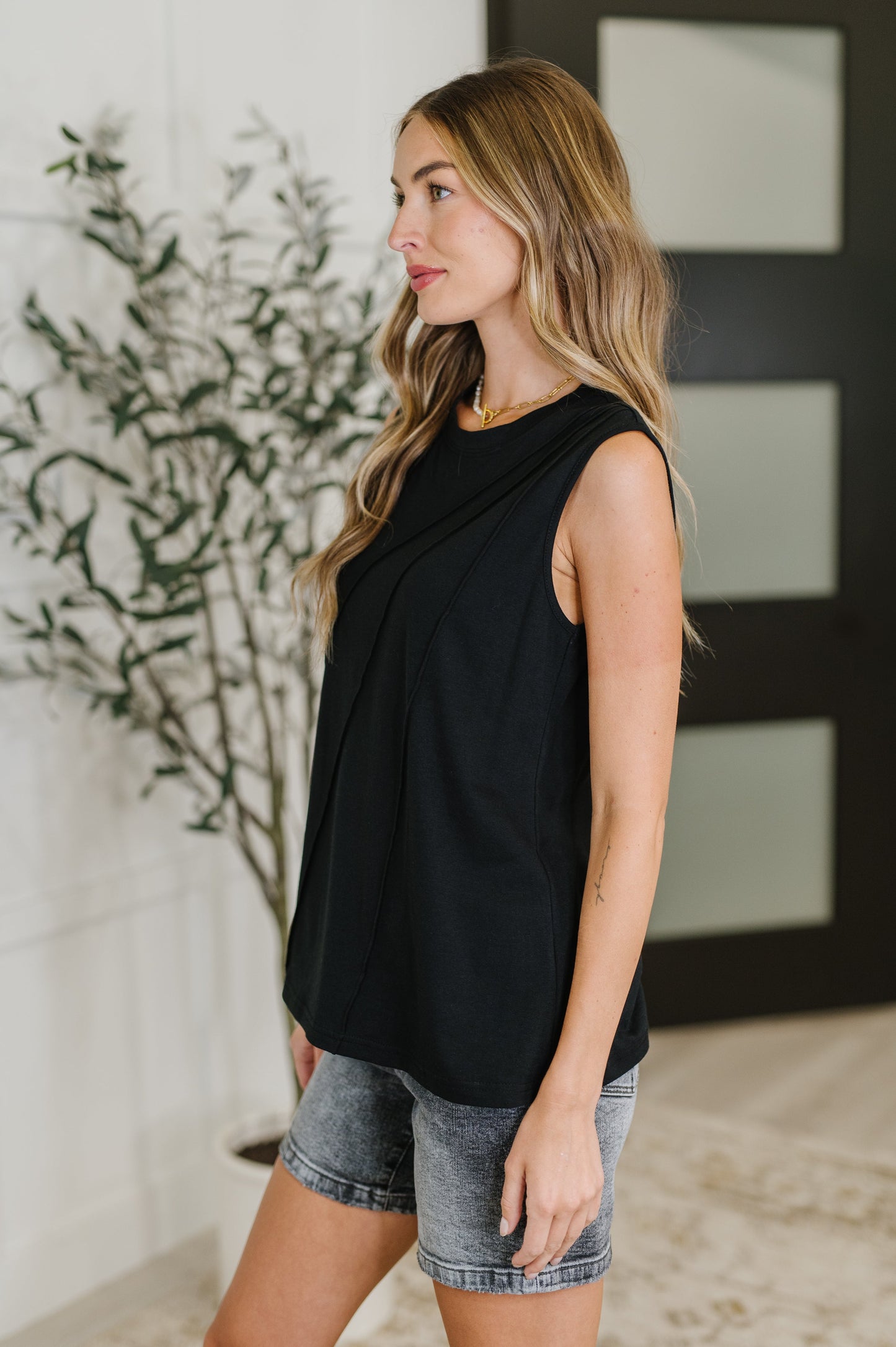 Black Jersey Knit Tank Top
Pleat Details
Banded Round Neckline
Sleeveless
62% Polyester, 32% Cotton, 6% Elastane
True to Size