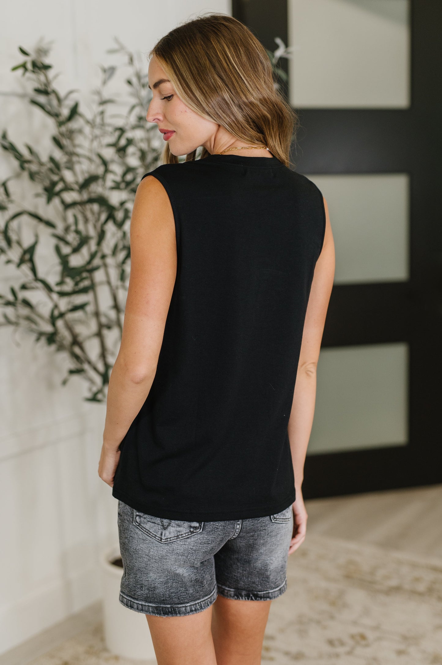 Black Jersey Knit Tank Top
Pleat Details
Banded Round Neckline
Sleeveless
62% Polyester, 32% Cotton, 6% Elastane
True to Size