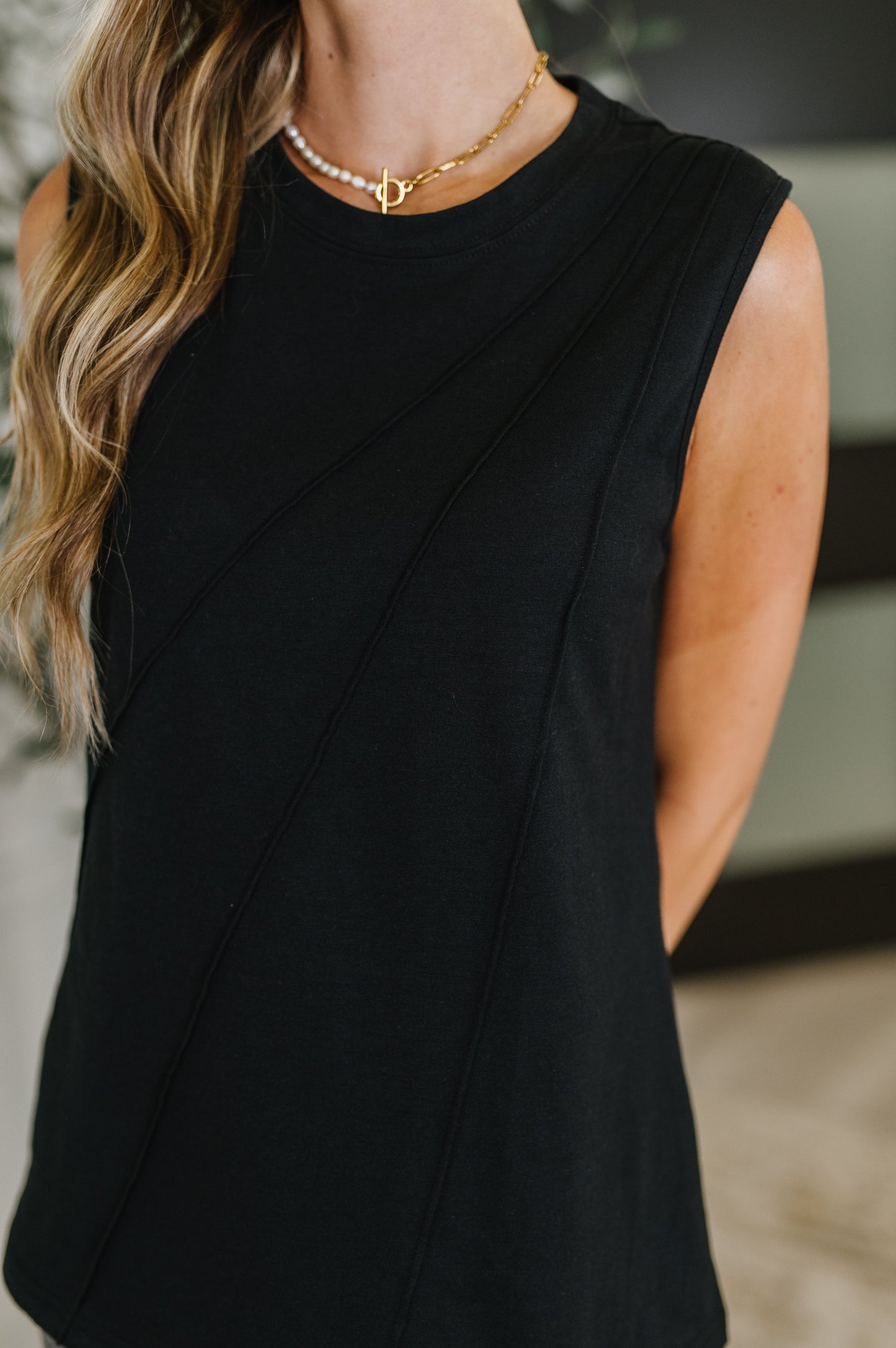 Black Jersey Knit Tank Top
Pleat Details
Banded Round Neckline
Sleeveless
62% Polyester, 32% Cotton, 6% Elastane
True to Size