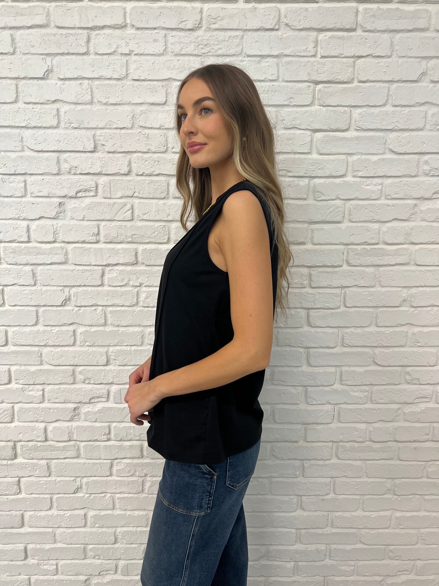 Black Jersey Knit Tank Top
Pleat Details
Banded Round Neckline
Sleeveless
62% Polyester, 32% Cotton, 6% Elastane
True to Size