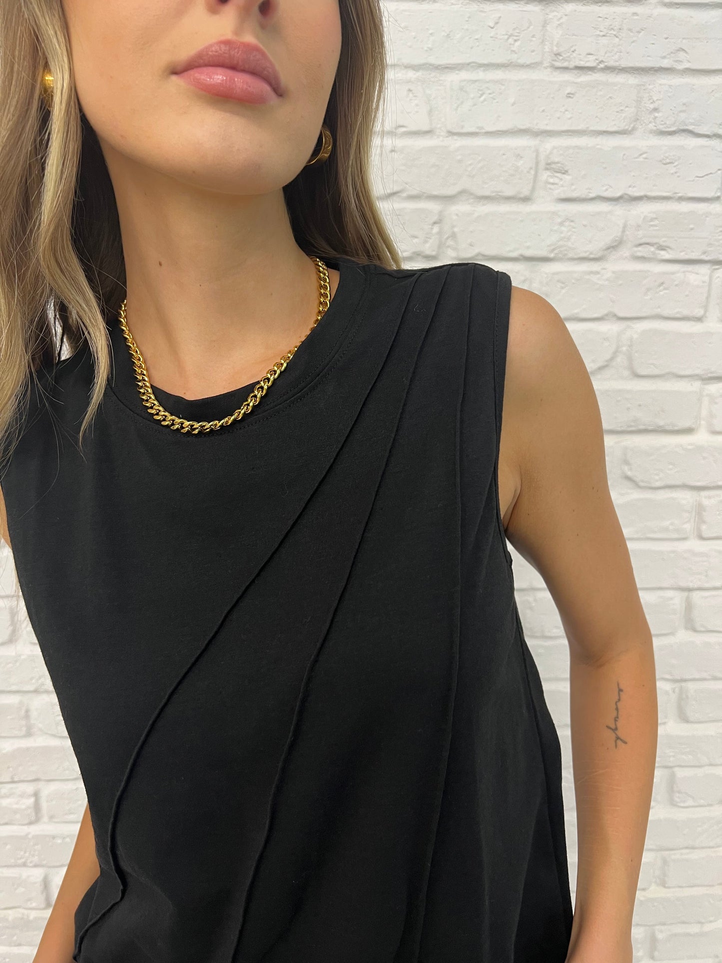 Black Jersey Knit Tank Top
Pleat Details
Banded Round Neckline
Sleeveless
62% Polyester, 32% Cotton, 6% Elastane
True to Size