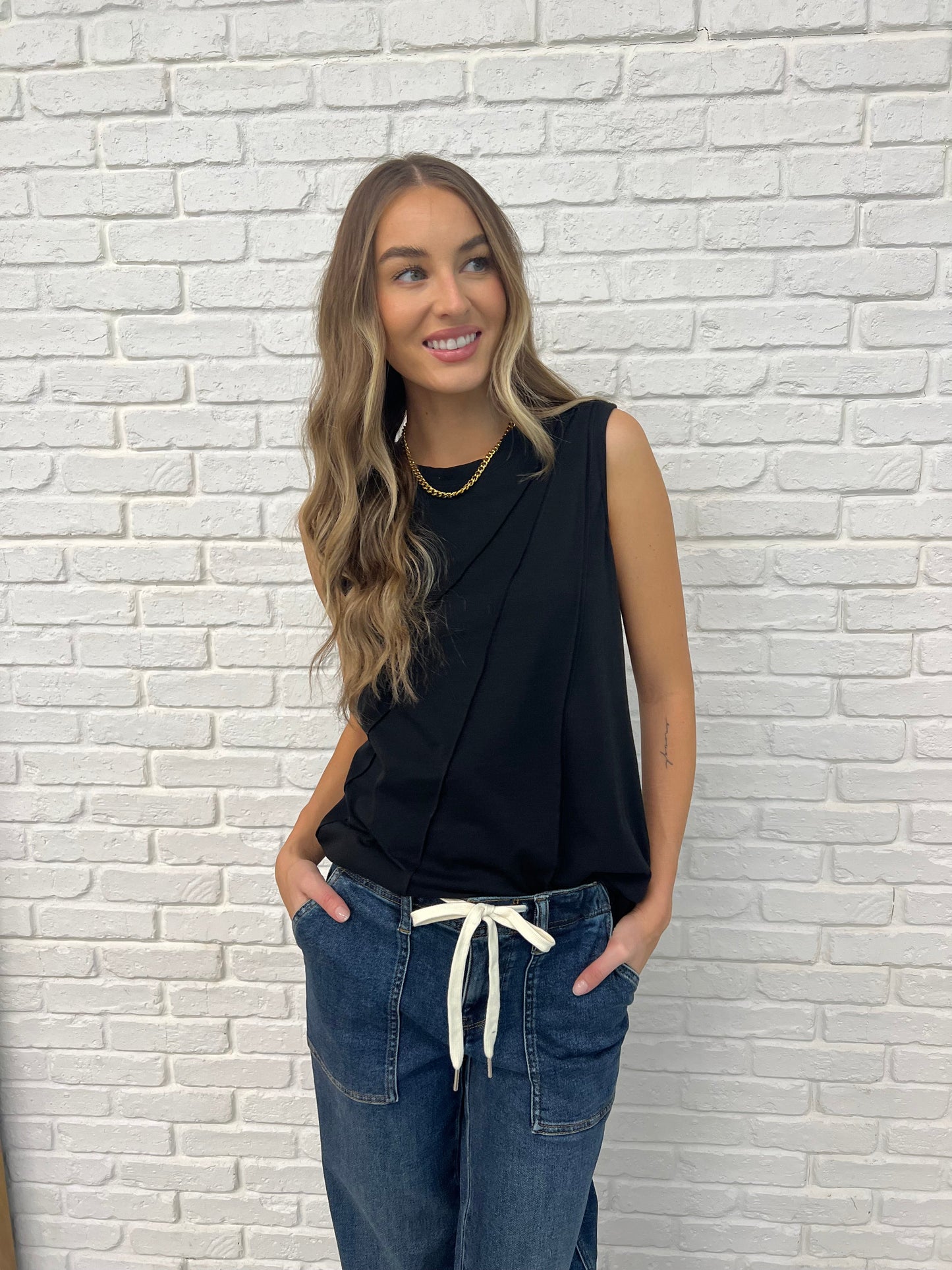 Black Jersey Knit Tank Top
Pleat Details
Banded Round Neckline
Sleeveless
62% Polyester, 32% Cotton, 6% Elastane
True to Size