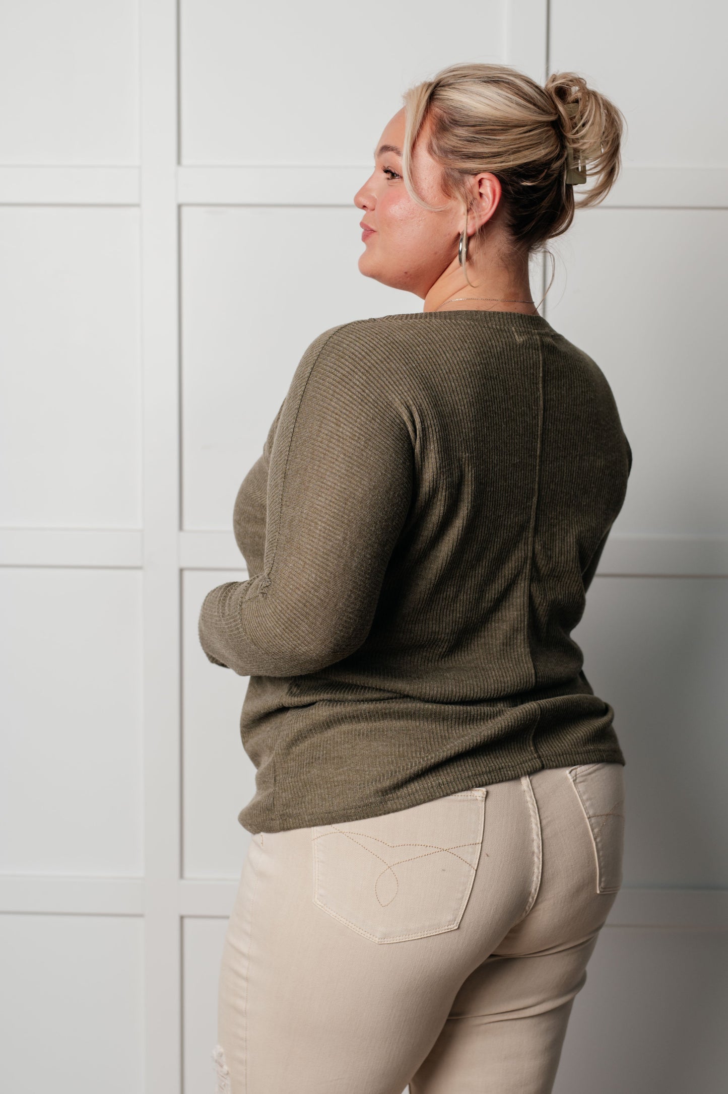 Long sleeve Ribbed Knit top in Olive
V-Neckline
Dropped Shoulder
Exposed Seams
85% Poly, 10% Viscose, 5% Elastane
True to Size