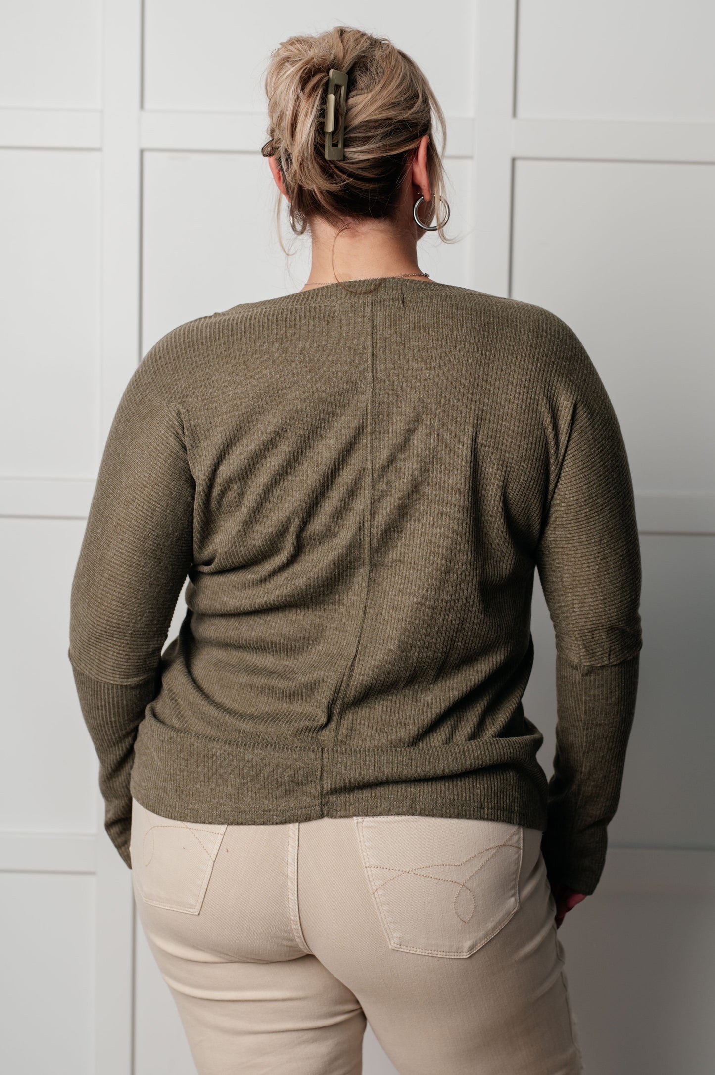 Long sleeve Ribbed Knit top in Olive
V-Neckline
Dropped Shoulder
Exposed Seams
85% Poly, 10% Viscose, 5% Elastane
True to Size