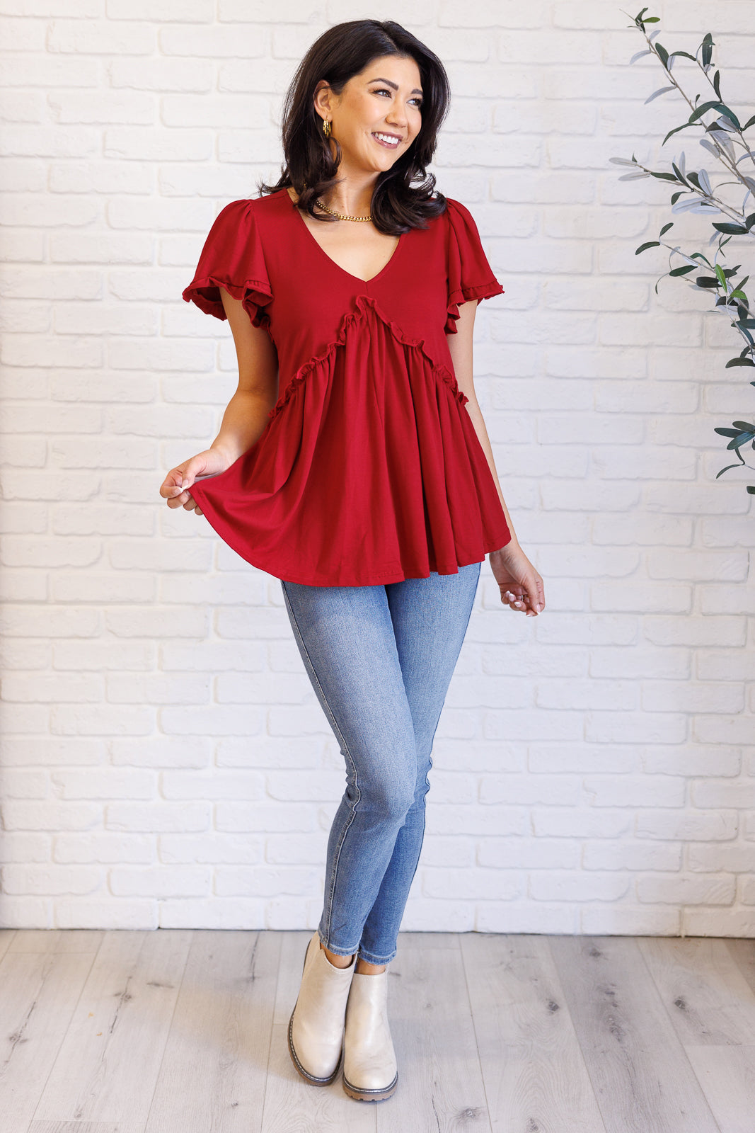 Red V Neck Short Sleeve Top
Jersey Knit
V-Neckline
Flutter Sleeve
Peplum Silhouette
Ruffle Details
65% Viscose, 30% Polyester, 5% Elastane
True to Size