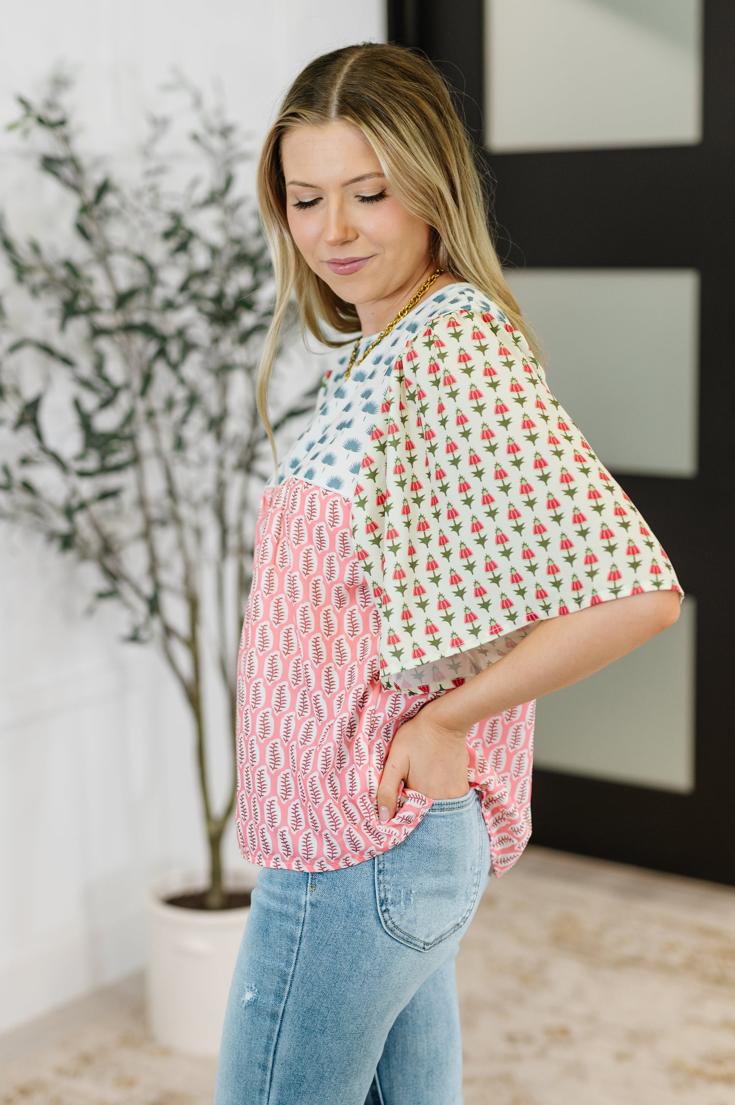Mixed Print short sleeve Boho Blouse
Poplin Woven
Round Neckline
Kimono Short Sleeve
Keyhole Closure
100% Polyester
True to Size
