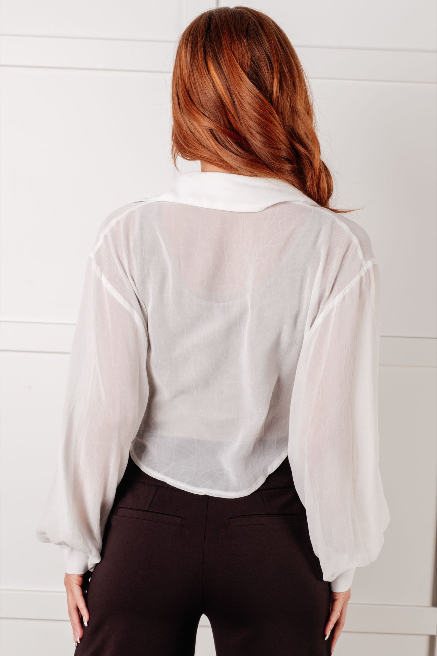 White Crinkle Woven long sleeve top
Collared Neckline
Full Button Closures
Waist Tie
Cropped
Scooped Hem
Button Sleeve Cuff Closure
Banded Sleeve Cuff
Balloon Sleeve
100% Polyester
True to Size
