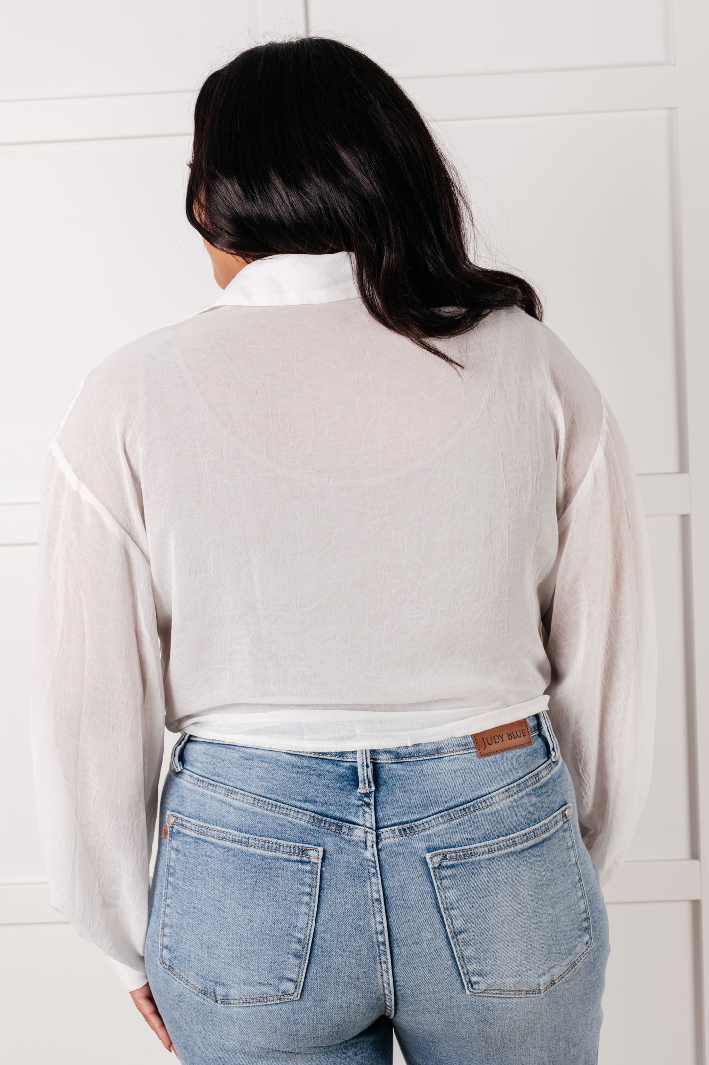 White Crinkle Woven long sleeve top
Collared Neckline
Full Button Closures
Waist Tie
Cropped
Scooped Hem
Button Sleeve Cuff Closure
Banded Sleeve Cuff
Balloon Sleeve
100% Polyester
True to Size