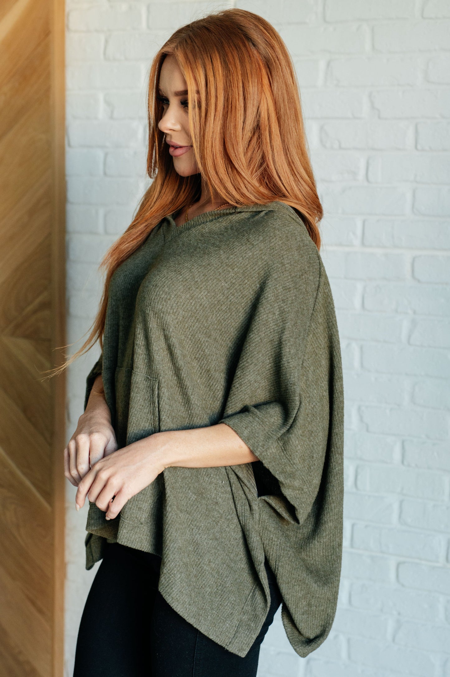 Olive Ribbed Jersey Knit Hooded Poncho by White Birch
Hooded V-Neckline
Poncho Style
Tacked Sides
Kangaroo Pocket
78% Polyester, 18% Rayon, 4% Spandex
True to Size, Oversized Fit