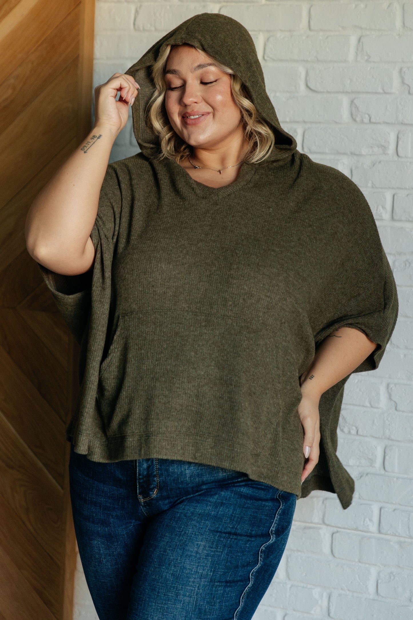 Olive Ribbed Jersey Knit Hooded Poncho by White Birch
Hooded V-Neckline
Poncho Style
Tacked Sides
Kangaroo Pocket
78% Polyester, 18% Rayon, 4% Spandex
True to Size, Oversized Fit