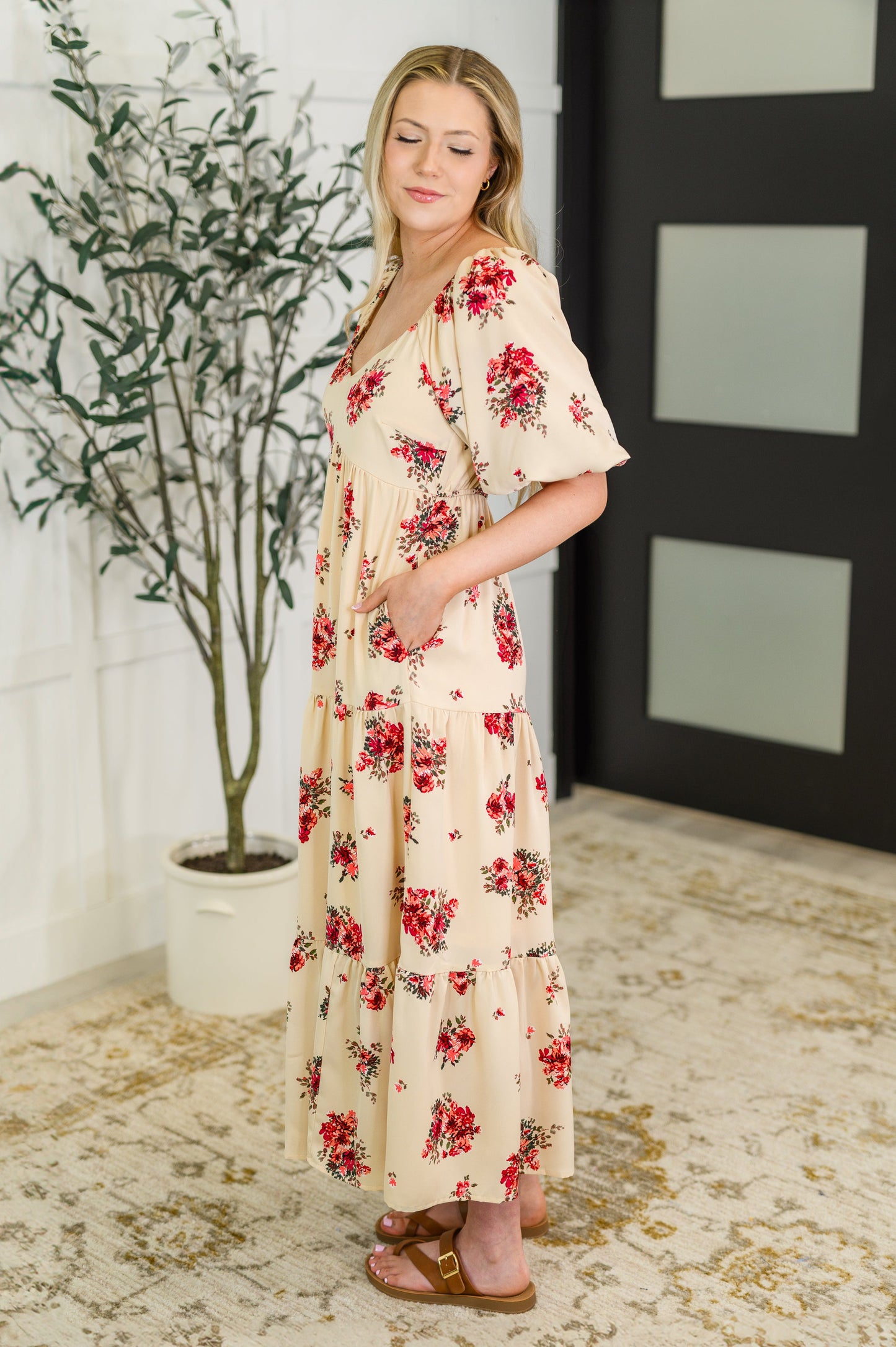 Floral No Stretch Poplin Woven Maxi Dress
V-Neckline
Cased Elastic Back Neckline
Back Waist Elastic
Balloon Sleeve
Cased Elastic Sleeve Cuff
Functional Side Pocket
3/4 Lined
Self and Lining: 100% Polyester
True to Size