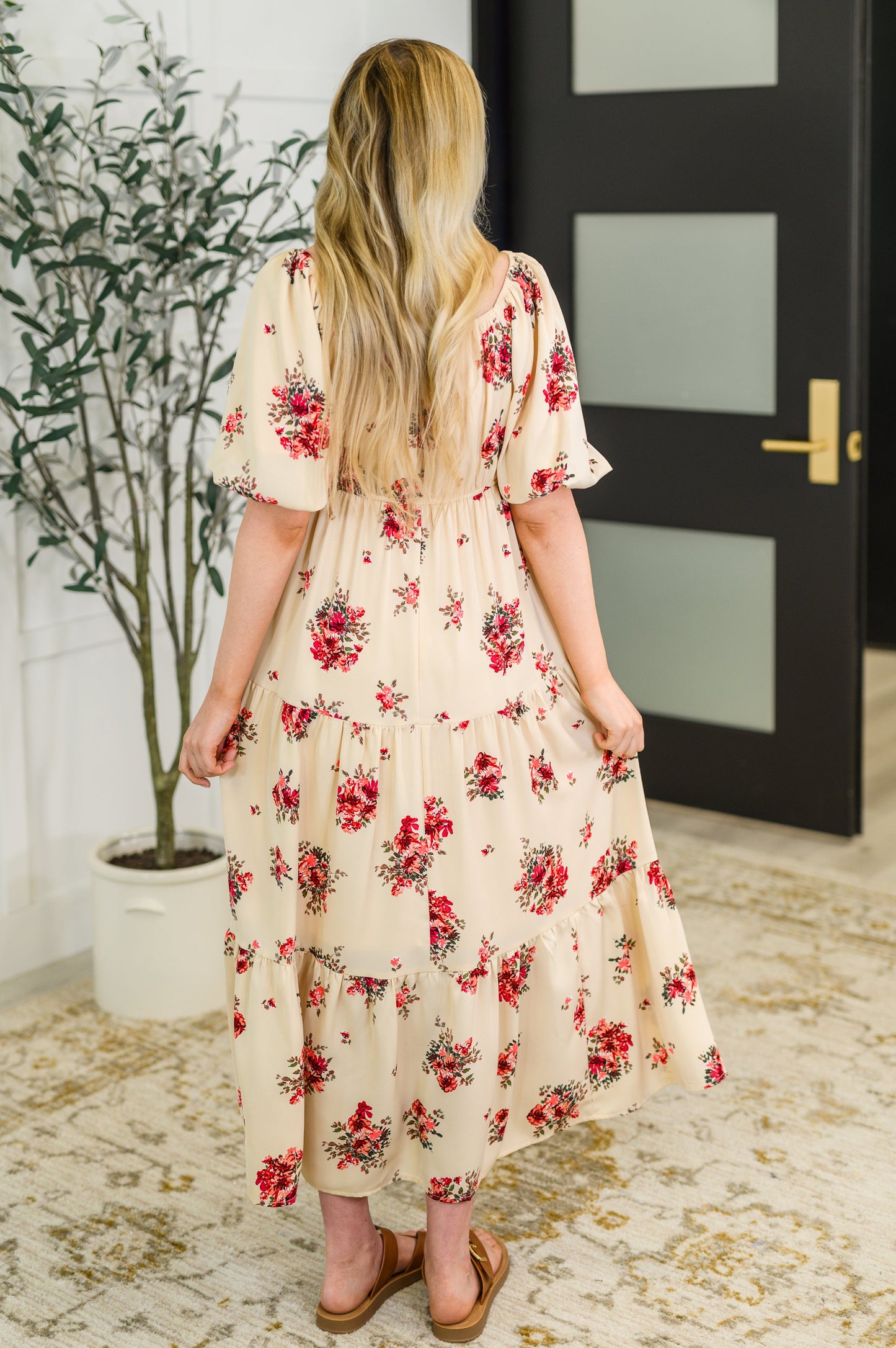Floral No Stretch Poplin Woven Maxi Dress
V-Neckline
Cased Elastic Back Neckline
Back Waist Elastic
Balloon Sleeve
Cased Elastic Sleeve Cuff
Functional Side Pocket
3/4 Lined
Self and Lining: 100% Polyester
True to Size
