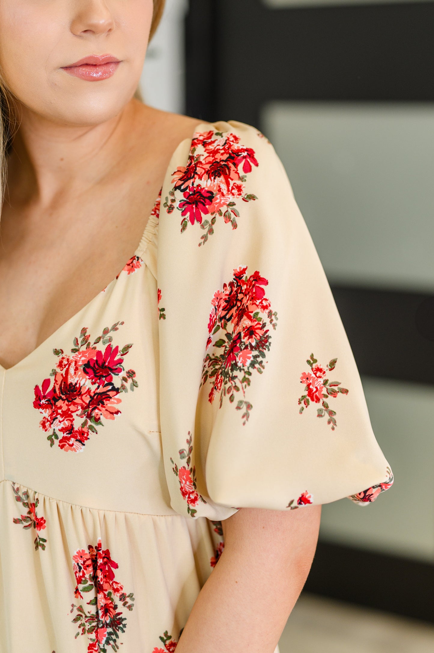 Floral No Stretch Poplin Woven Maxi Dress
V-Neckline
Cased Elastic Back Neckline
Back Waist Elastic
Balloon Sleeve
Cased Elastic Sleeve Cuff
Functional Side Pocket
3/4 Lined
Self and Lining: 100% Polyester
True to Size