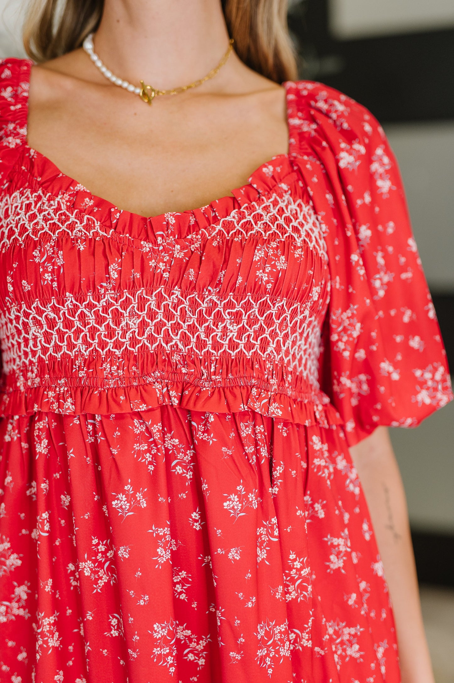 Poplin Woven Dress
No-Stretch
Sweetheart Neckline
Ruffle Details
Smocked Elastic Bodice
Cased Elastic Shoulder
Cased Elastic Sleeve Cuff
Puff Sleeve
Gathered Tiers
Functional Side Pockets
3/4 Lined
Self and Lining: 100% Polyester
True to Size