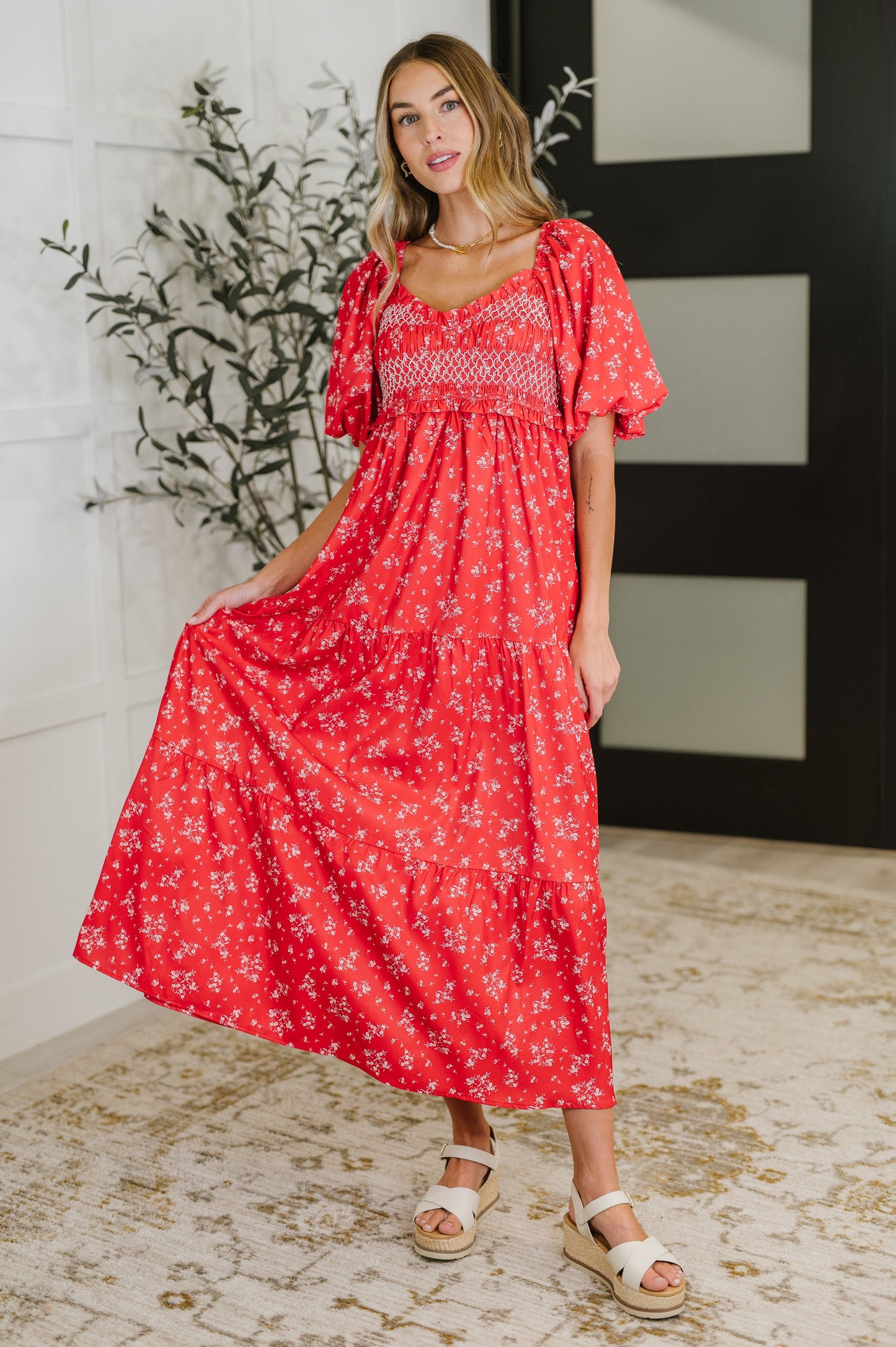 Poplin Woven Dress
No-Stretch
Sweetheart Neckline
Ruffle Details
Smocked Elastic Bodice
Cased Elastic Shoulder
Cased Elastic Sleeve Cuff
Puff Sleeve
Gathered Tiers
Functional Side Pockets
3/4 Lined
Self and Lining: 100% Polyester
True to Size