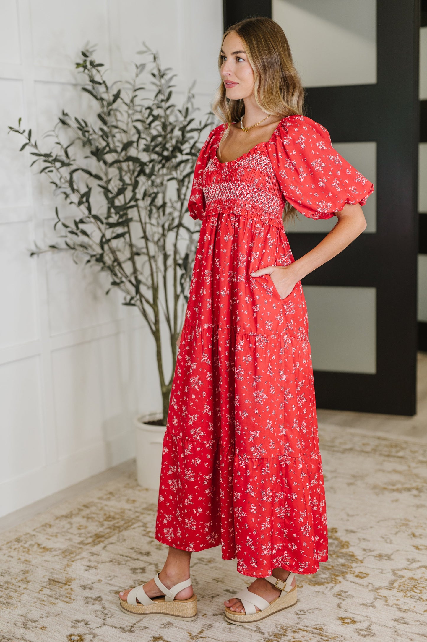 Poplin Woven Dress
No-Stretch
Sweetheart Neckline
Ruffle Details
Smocked Elastic Bodice
Cased Elastic Shoulder
Cased Elastic Sleeve Cuff
Puff Sleeve
Gathered Tiers
Functional Side Pockets
3/4 Lined
Self and Lining: 100% Polyester
True to Size