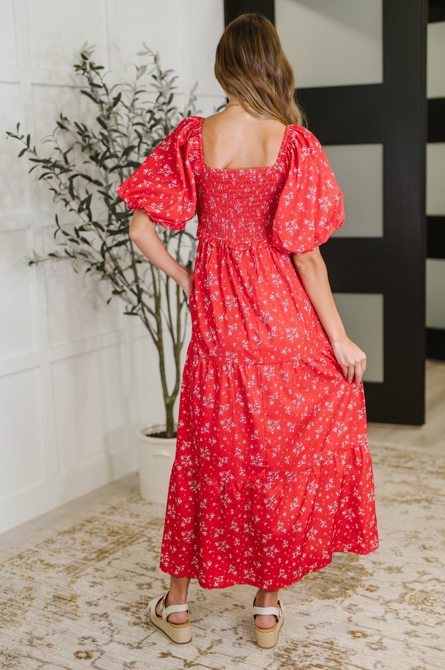 Poplin Woven Dress
No-Stretch
Sweetheart Neckline
Ruffle Details
Smocked Elastic Bodice
Cased Elastic Shoulder
Cased Elastic Sleeve Cuff
Puff Sleeve
Gathered Tiers
Functional Side Pockets
3/4 Lined
Self and Lining: 100% Polyester
True to Size