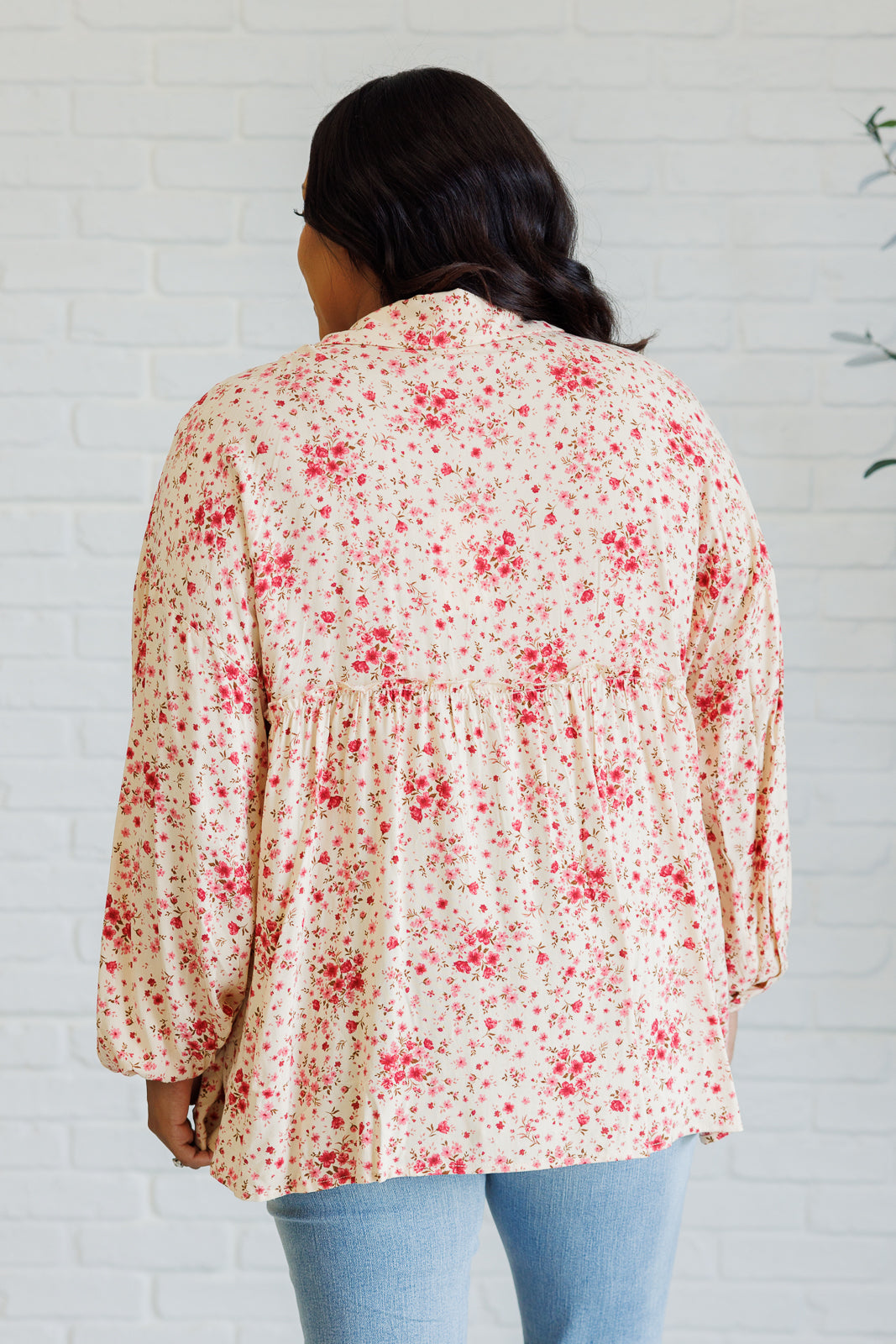 Long sleeve floral button down by Andree by Unit
Poplin Woven
Collared Neckline
Full Front Button Closures
Balloon Sleeve
Cased Elastic Sleeve Cuff
Ruffle Details
100% Rayon
True to Size