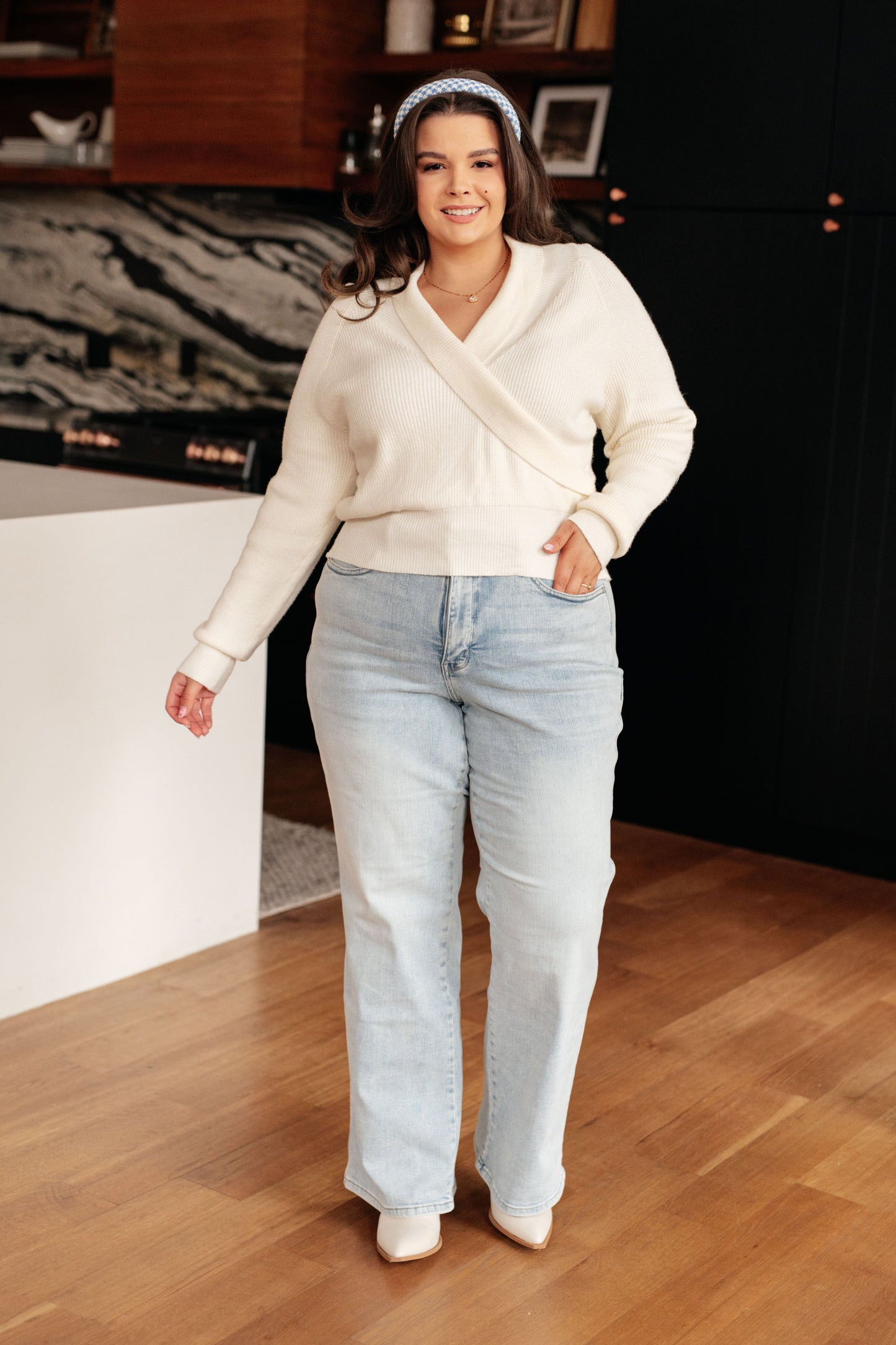 Lightweight Sweater Knit sweater
Surplice V-Neckline
Shawl Collar
Faux Wrap
50% Viscose, 28% Polyester, 22% Polyamide
True to Size