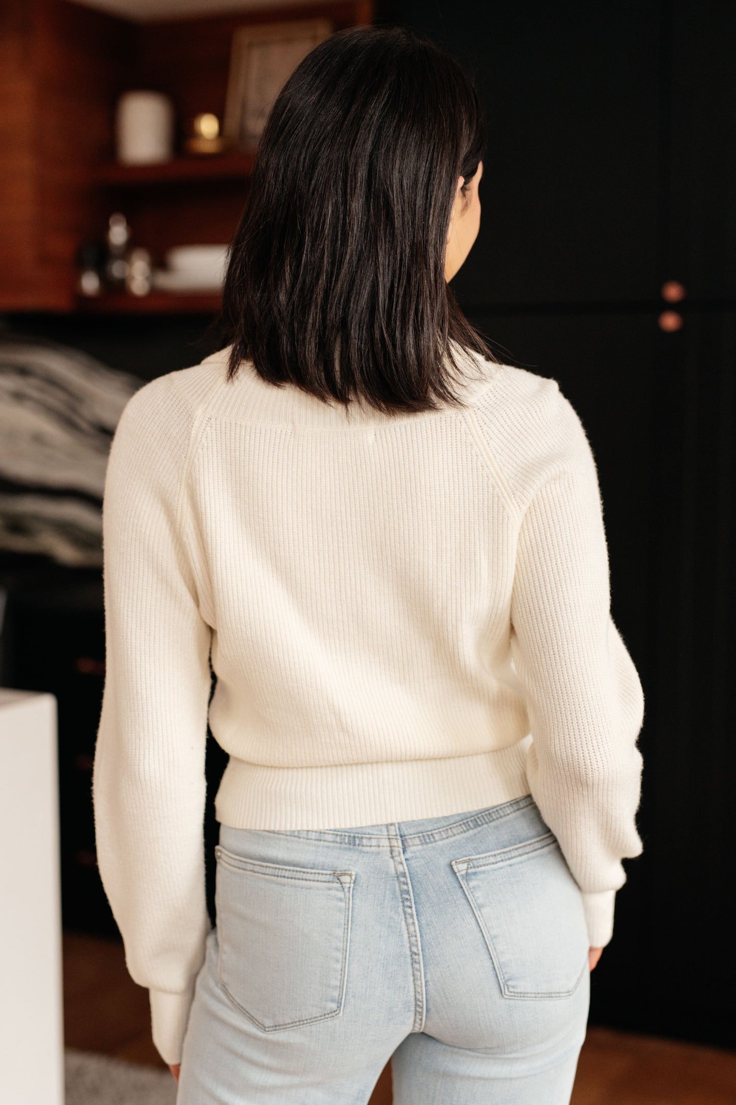 Lightweight Sweater Knit sweater
Surplice V-Neckline
Shawl Collar
Faux Wrap
50% Viscose, 28% Polyester, 22% Polyamide
True to Size