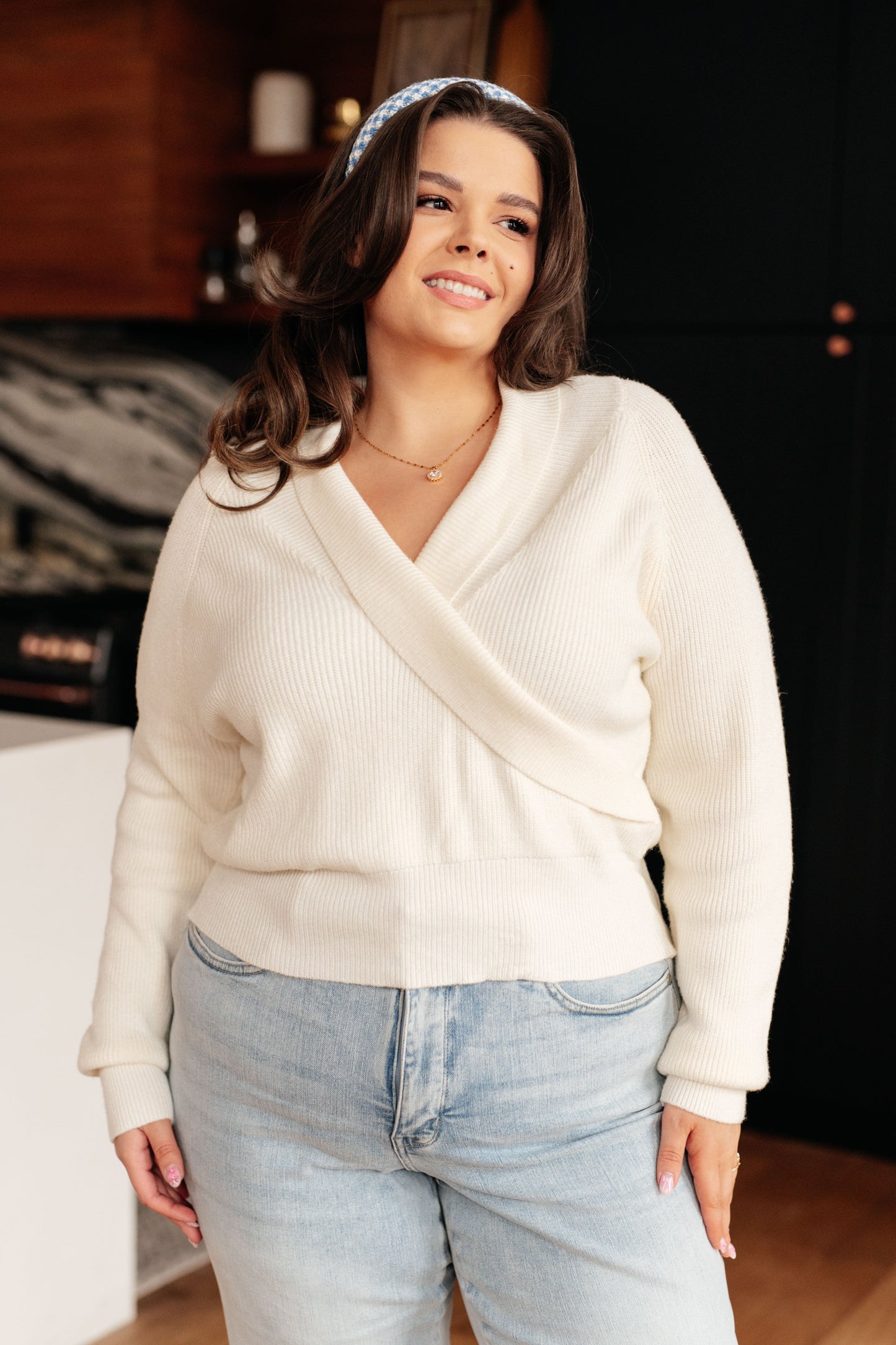 Lightweight Sweater Knit sweater
Surplice V-Neckline
Shawl Collar
Faux Wrap
50% Viscose, 28% Polyester, 22% Polyamide
True to Size