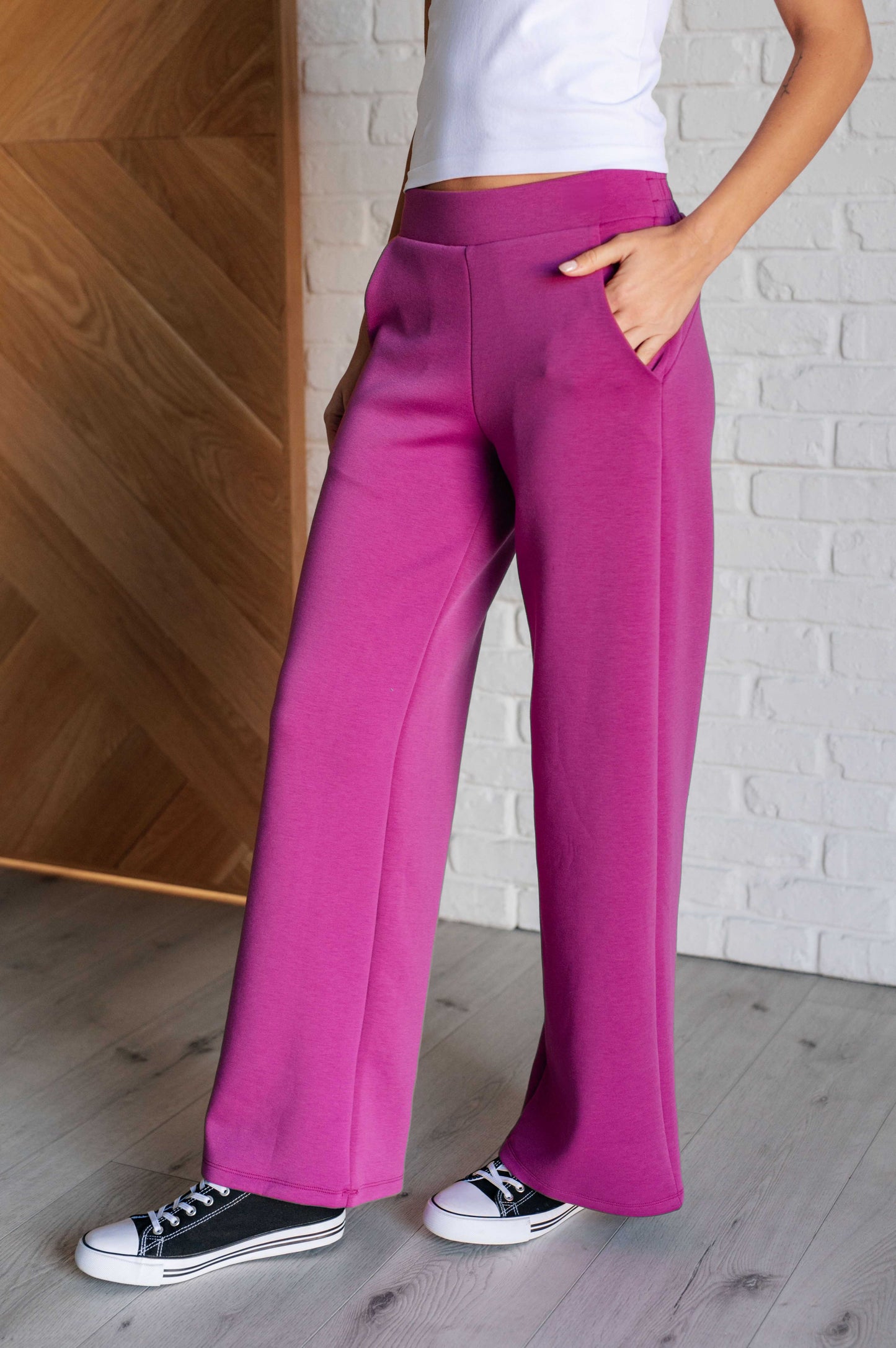 Resort Travel Wide Leg Crop Pant in Magenta by Dear Scarlett
Scuba Modal
Banded Waistline
Cased Elastic Back Waistline
Functional Side Pockets
Wide Leg
95% Polyester, 5% Spandex
True to Size