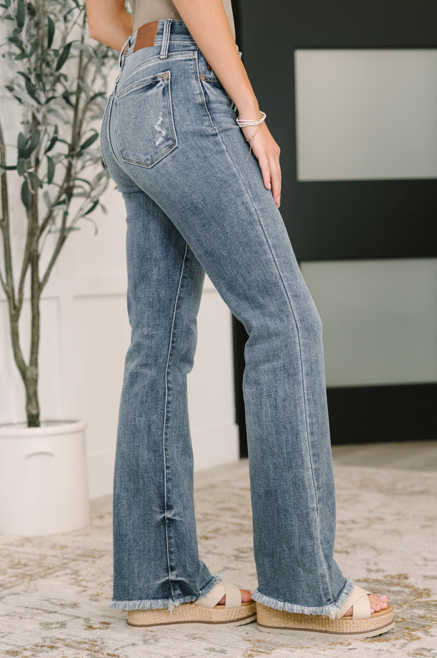 Judy Blue Jeans
High-Rise
Zip Fly
Frayed Hem
4-Way Stretch
Light Distressing
Light Wash
Bootcut Silhouette
93% Cotton, 6% Polyester, 1% Spandex
True to Judy Blue Sizing