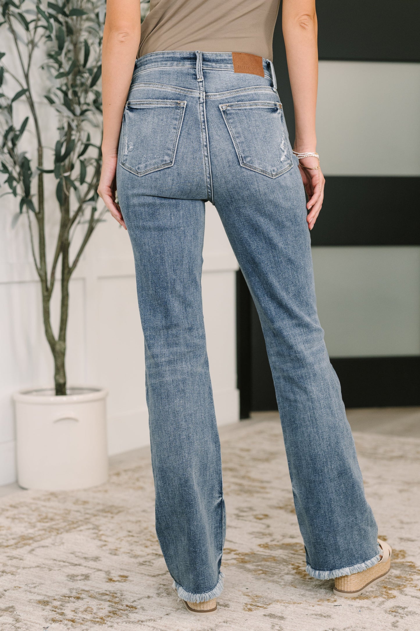 Judy Blue Jeans
High-Rise
Zip Fly
Frayed Hem
4-Way Stretch
Light Distressing
Light Wash
Bootcut Silhouette
93% Cotton, 6% Polyester, 1% Spandex
True to Judy Blue Sizing