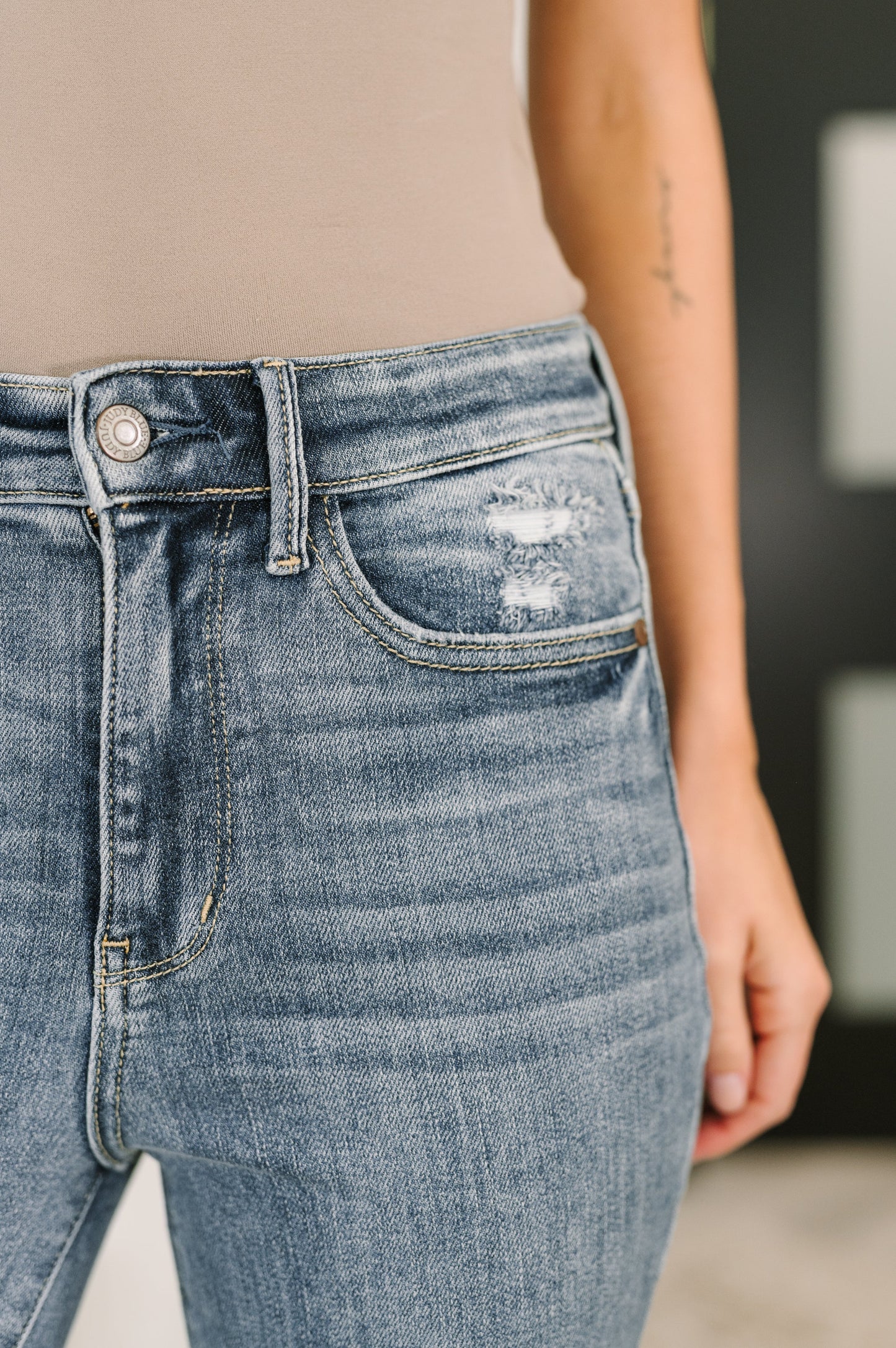 Judy Blue Jeans
High-Rise
Zip Fly
Frayed Hem
4-Way Stretch
Light Distressing
Light Wash
Bootcut Silhouette
93% Cotton, 6% Polyester, 1% Spandex
True to Judy Blue Sizing