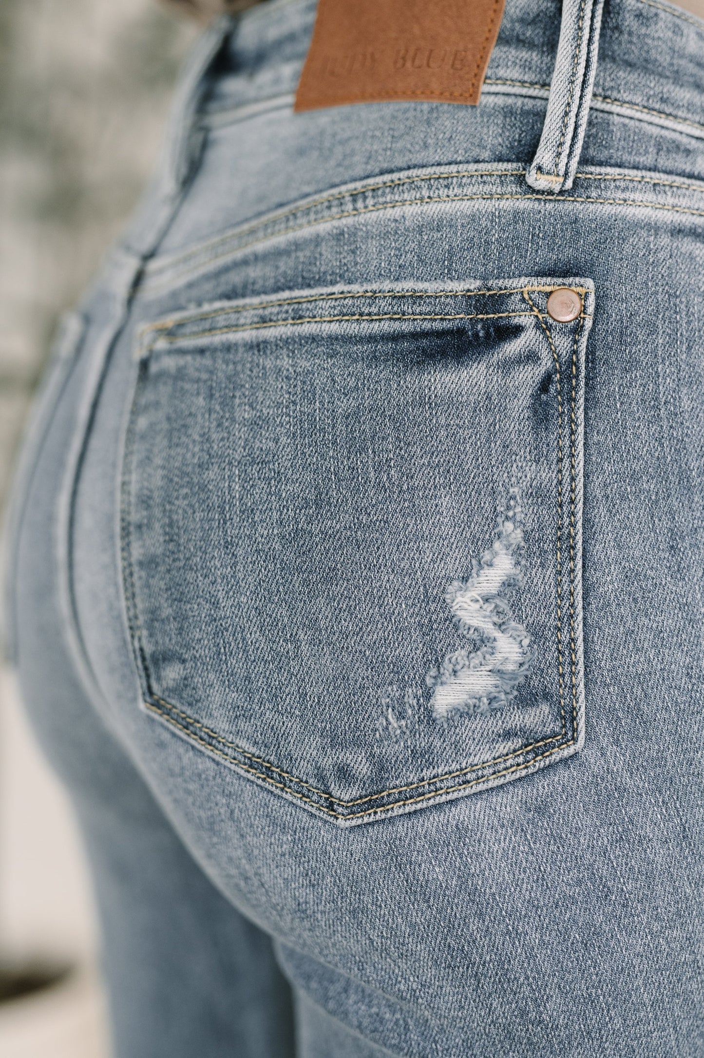 Judy Blue Jeans
High-Rise
Zip Fly
Frayed Hem
4-Way Stretch
Light Distressing
Light Wash
Bootcut Silhouette
93% Cotton, 6% Polyester, 1% Spandex
True to Judy Blue Sizing
