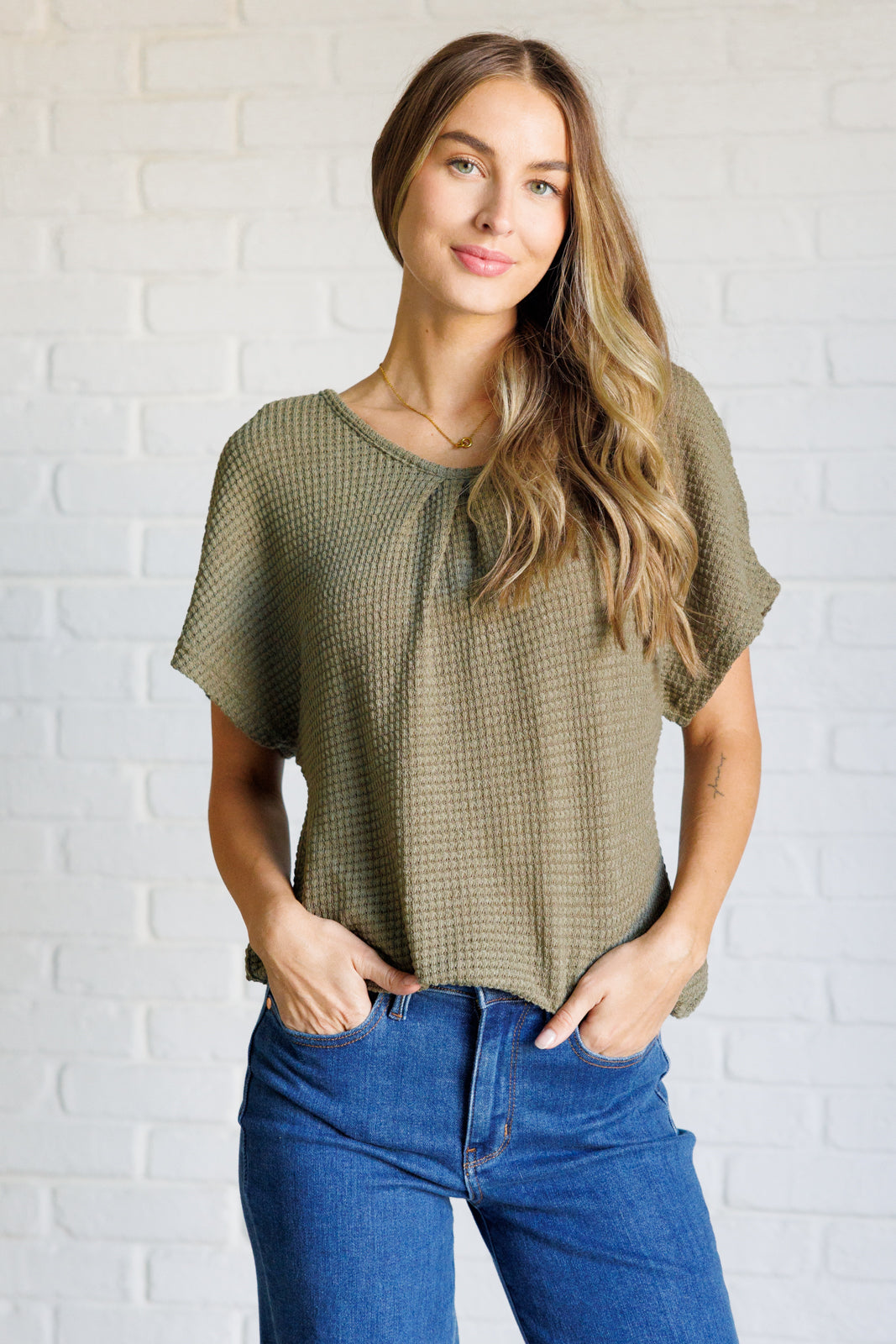Waffle Knit
High Stretch
Scoop Neckline
Dolman Sleeve
Banded Hemline
Back Sheer Lace Panel
67% Polyester, 30% Viscose, 3% Elastane
True to Size Top
