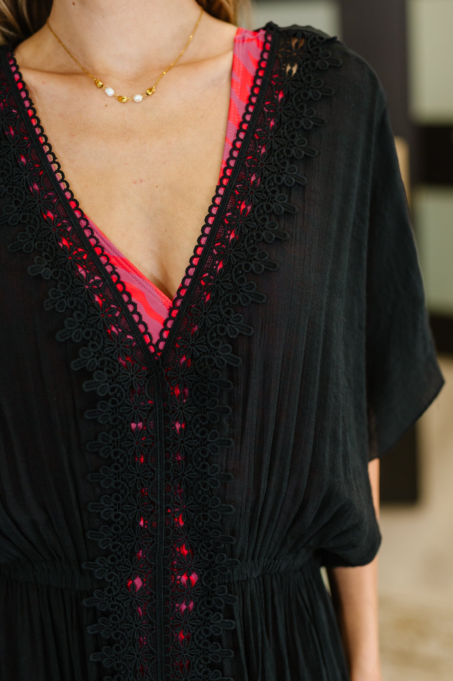 Black Textured, Sheer Woven Swim Cover Up
Little Stretch
V-Neckline
Batwing Sleeve
Cased Elastic Waistline
Crocheted Front Detail
100% Polyester
True to Size
