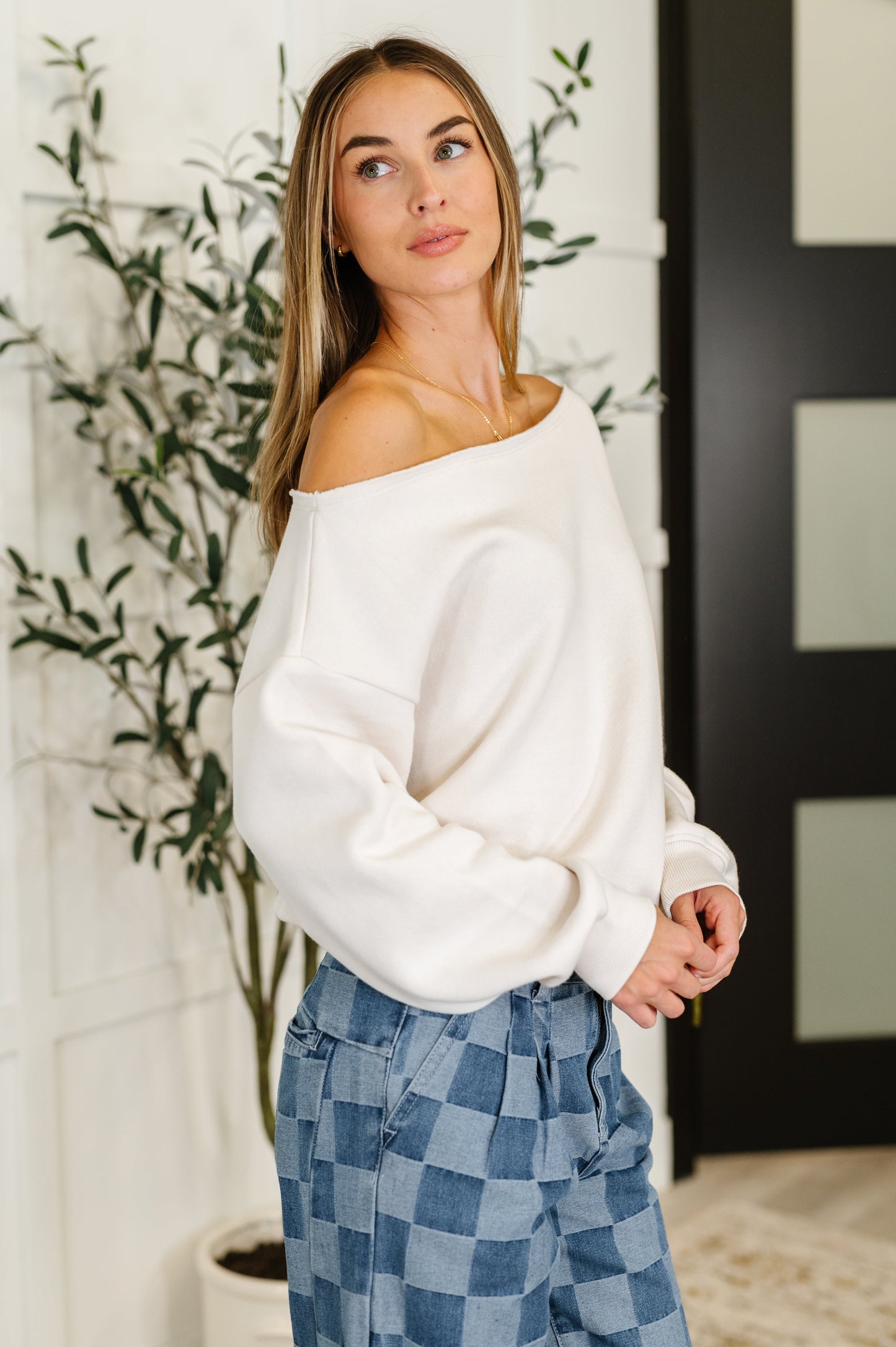 Bone colored French Terry Fleece Top by Rae Mode
Off Shoulder
Raw Neckline Hem
Drop Shoulder
Banded, Ribbed Sleeve Cuff
Banded, Ribbed Hemline
Body: 52% Cotton, 48% Polyester
Contrast: 57% Cotton, 38% Polyester, 5% Spandex
True to Size