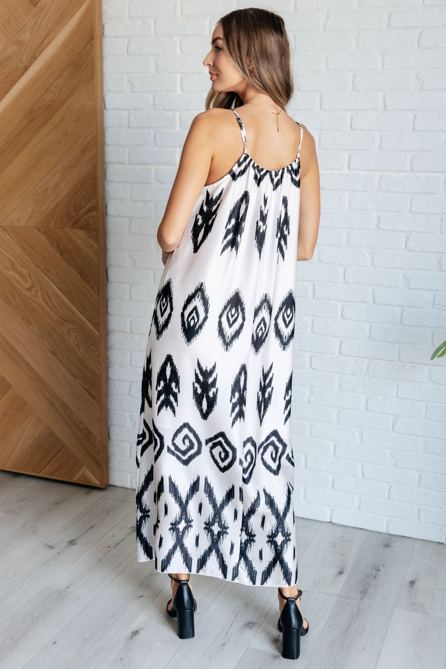 Black and White Maxi Dress
Woven
Square Neckline
Cased Elastic Neckline
Adjustable Spaghetti Straps
3/4 Lined
Silver Hardware
100% Polyester
True to Size