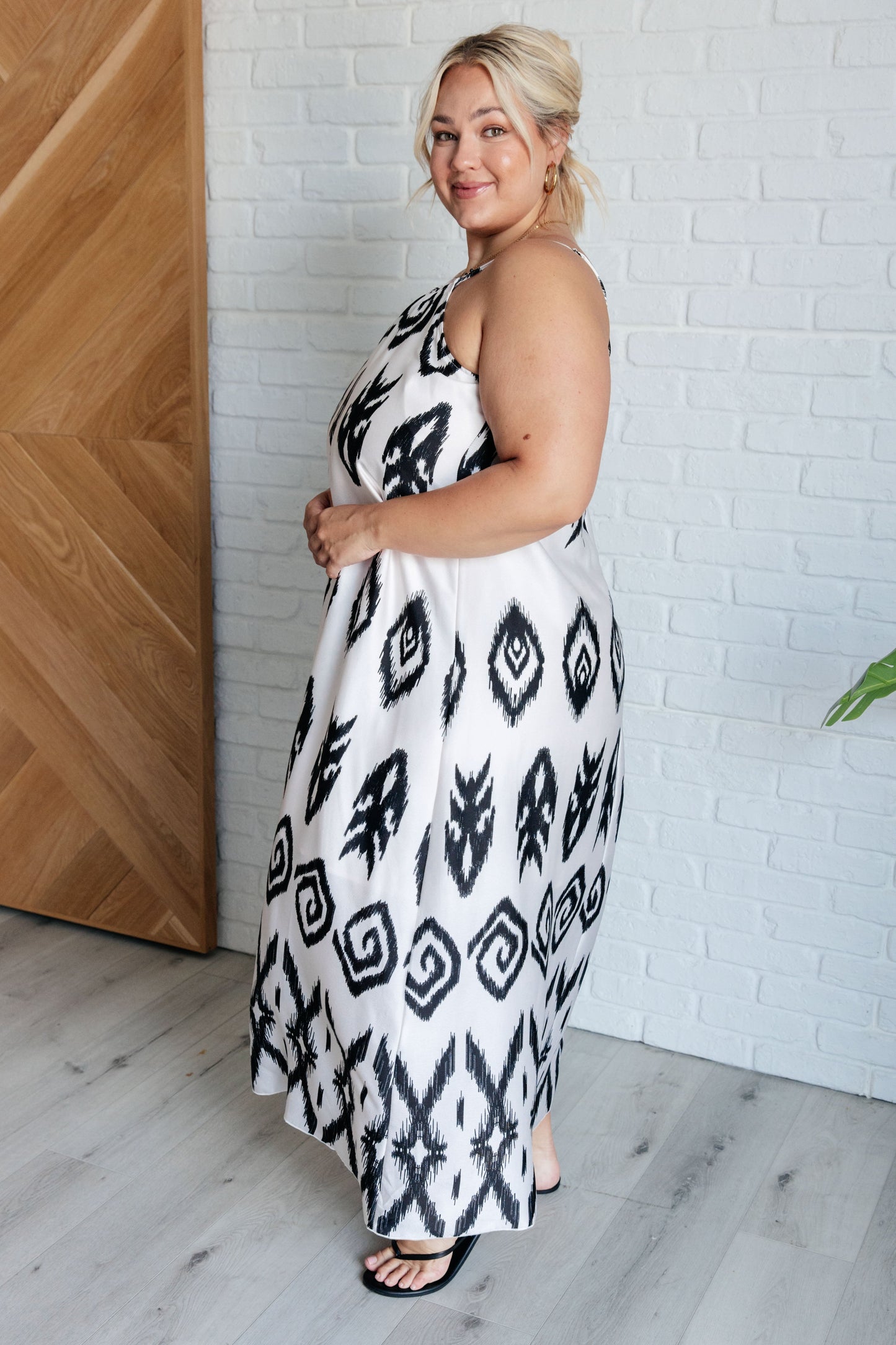 Black and White Maxi Dress
Woven
Square Neckline
Cased Elastic Neckline
Adjustable Spaghetti Straps
3/4 Lined
Silver Hardware
100% Polyester
True to Size