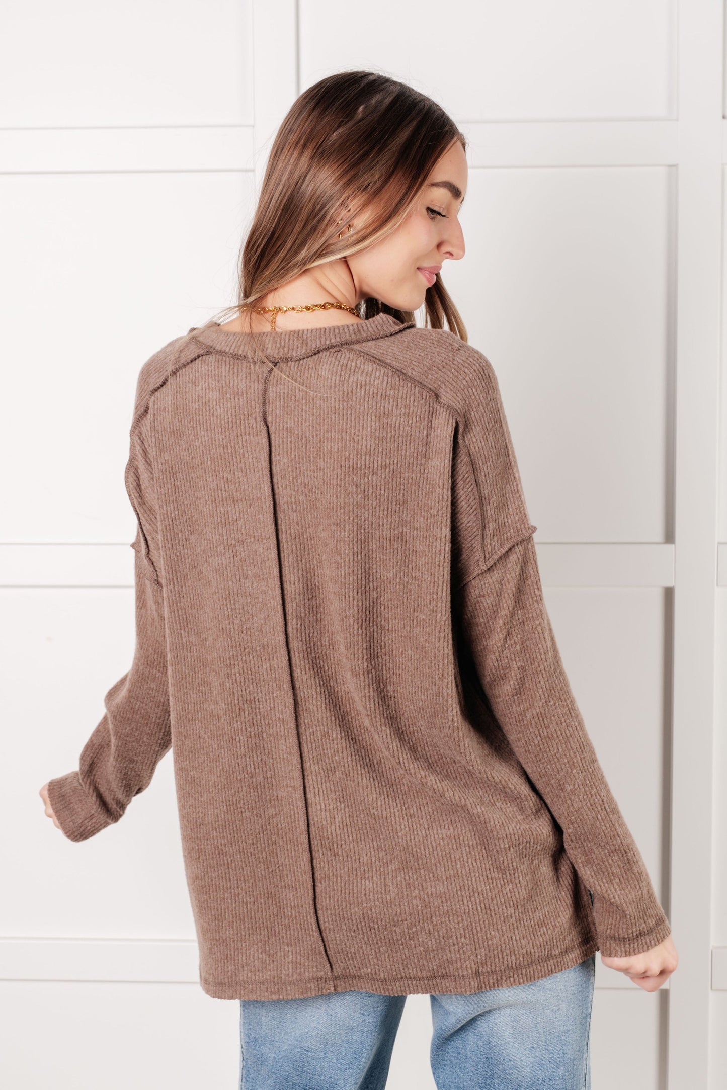 Mocha, ribbed Hacci long sleeve sweater by Zenana
Ribbed, Brushed Hacci
Banded Round Neckline
Drop Shoulder
Side Slit
Exposed Seam Details
82% Polyester, 15% Rayon, 3% Spandex
True to Size