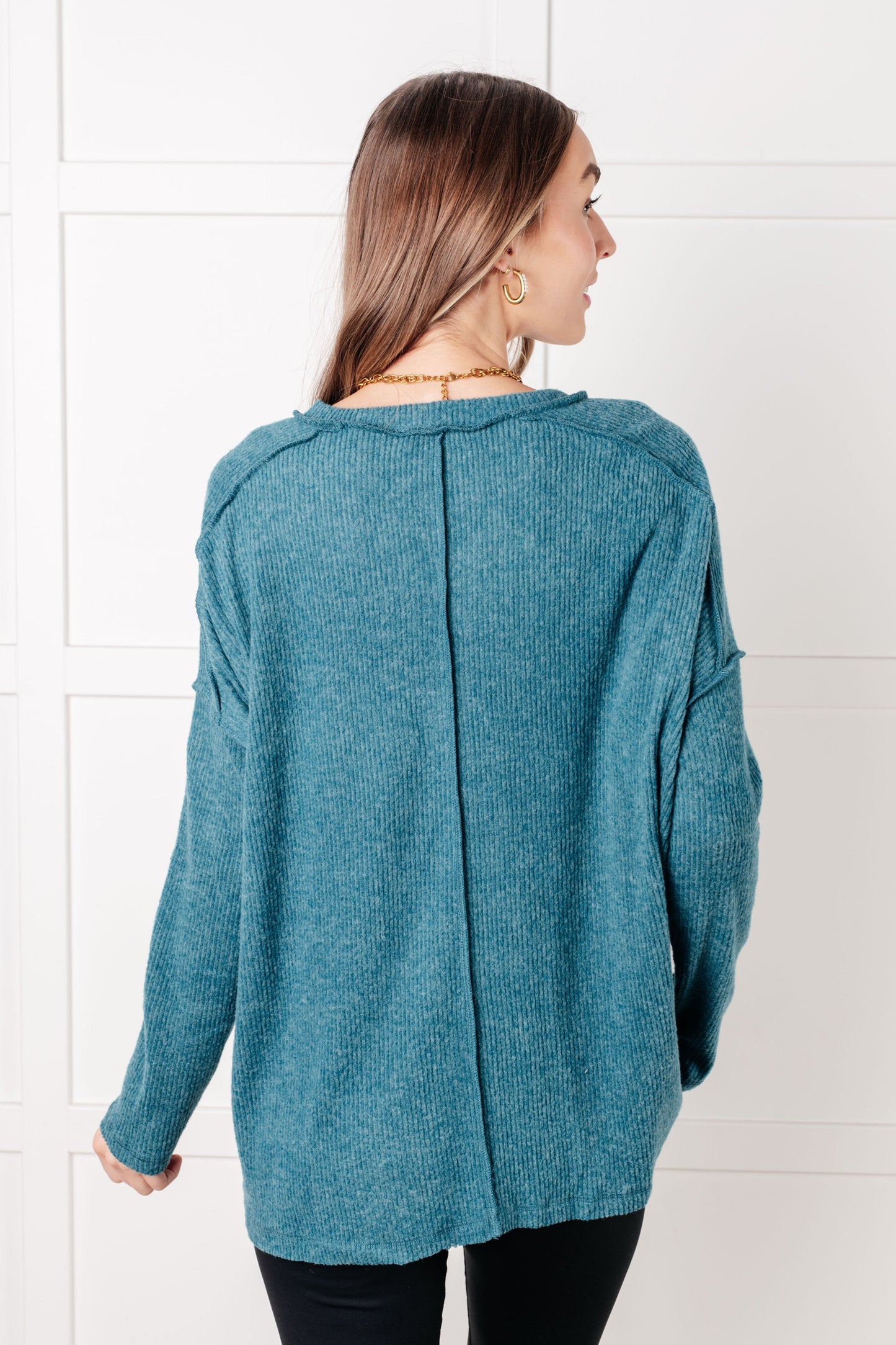 Teal ribbed Hacci long sleeve sweater by Zenana
Ribbed, Brushed Hacci
Banded Round Neckline
Drop Shoulder
Side Slit
Exposed Seam Details
82% Polyester, 15% Rayon, 3% Spandex
True to Size