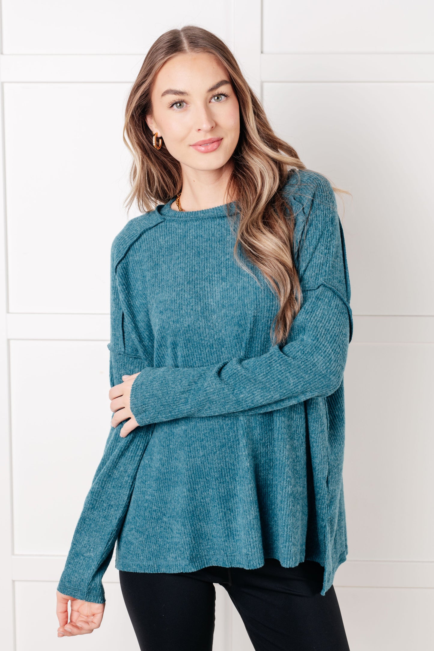 Teal ribbed Hacci long sleeve sweater by Zenana
Ribbed, Brushed Hacci
Banded Round Neckline
Drop Shoulder
Side Slit
Exposed Seam Details
82% Polyester, 15% Rayon, 3% Spandex
True to Size